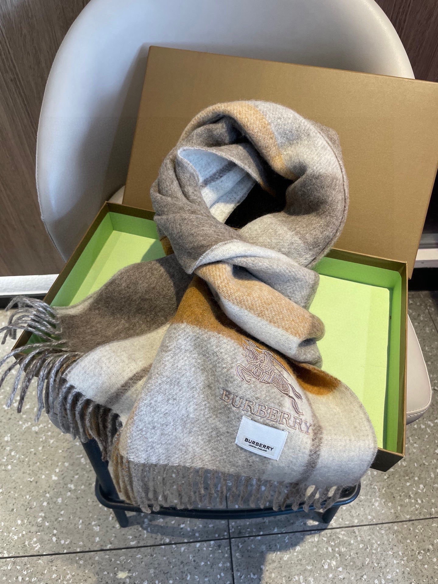 新款巴宝莉双面羊绒❗男女同款围巾且买且珍惜羊绒款😍~都是出口订单所以比较难遇❤东西讲究少而精😍好看的一定