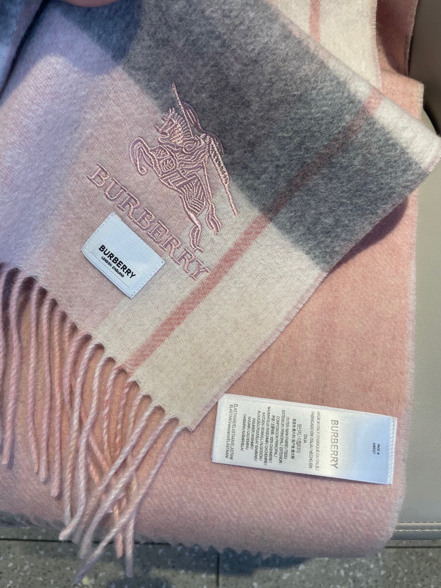 新款巴宝莉双面羊绒❗男女同款围巾且买且珍惜羊绒款😍~都是出口订单所以比较难遇❤东西讲究少而精😍好看的一定