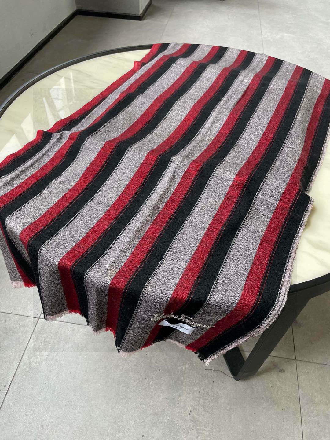 菲拉格慕 男士【原单】高尖端⚠️2025新品【竖条纹】进口丝羊毛面料♨️高尖端产物⚠️绝对令人尖叫的品质