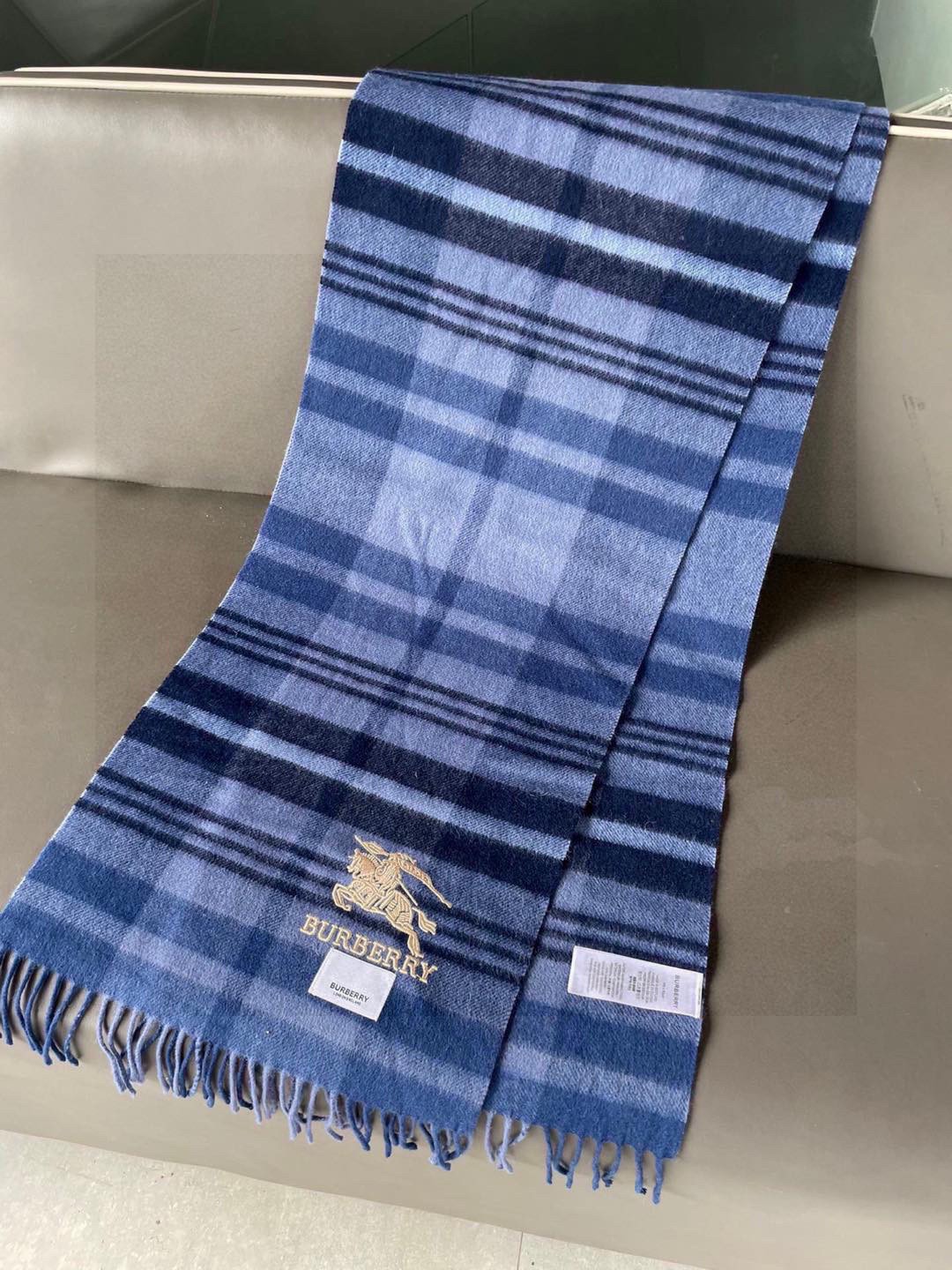 新款巴宝莉高品质进口羊绒围巾 惊爆上架 海外专柜最新男士女士情侣 羊绒围巾国内专柜都没上架 从款式到面料