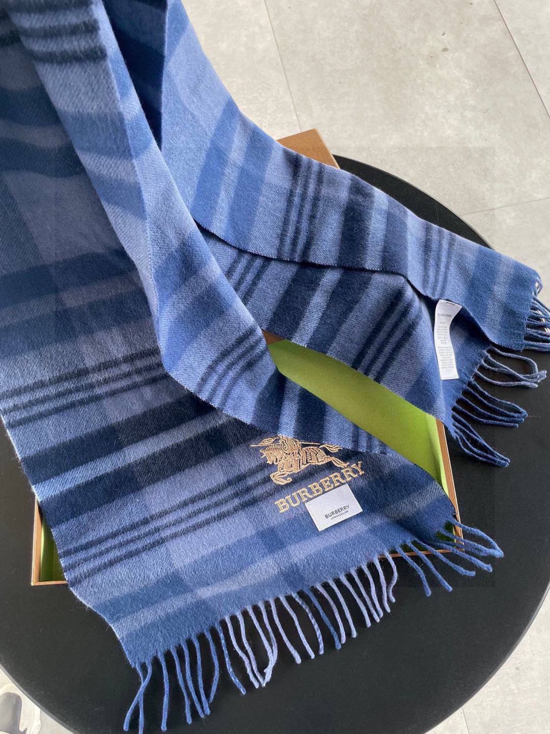 新款巴宝莉高品质进口羊绒围巾 惊爆上架 海外专柜最新男士女士情侣 羊绒围巾国内专柜都没上架 从款式到面料