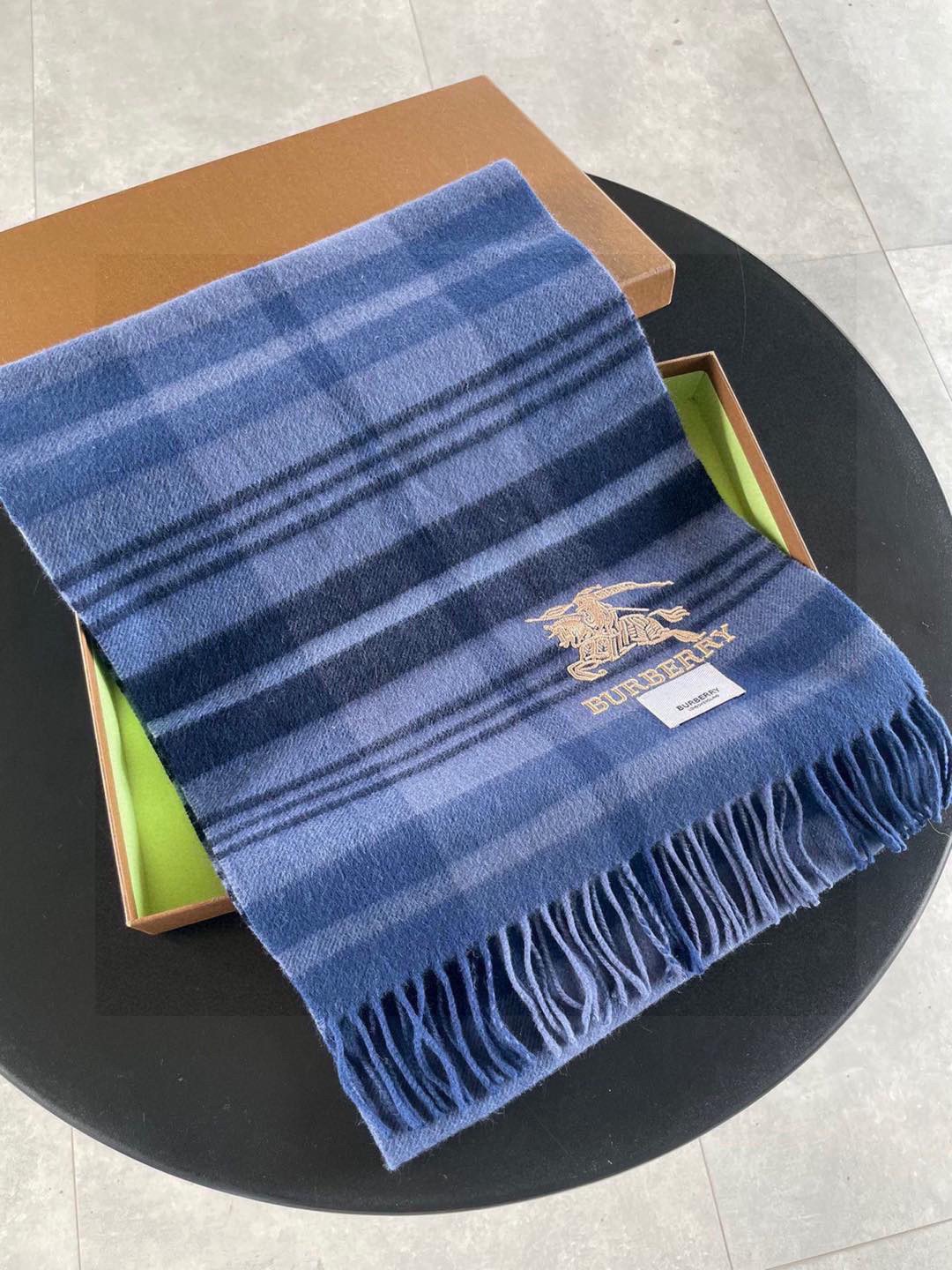 新款巴宝莉高品质进口羊绒围巾 惊爆上架 海外专柜最新男士女士情侣 羊绒围巾国内专柜都没上架 从款式到面料