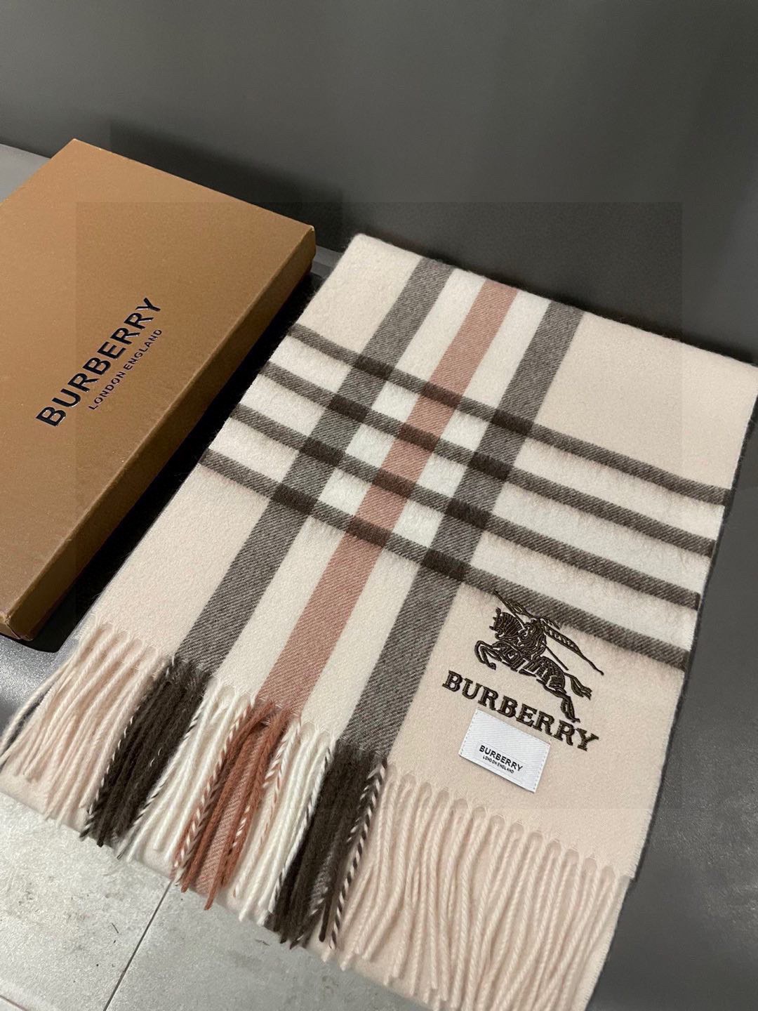 新款巴宝莉高品质进口羊绒围巾 惊爆上架 海外专柜最新男士女士情侣 羊绒围巾国内专柜都没上架 从款式到面料