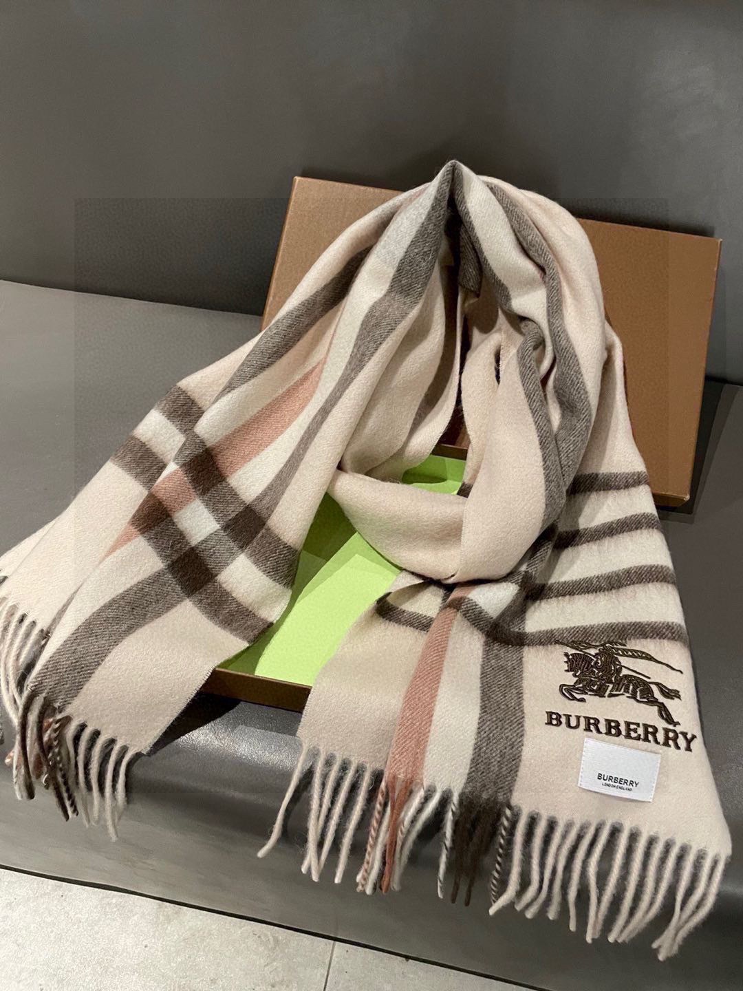 新款巴宝莉高品质进口羊绒围巾 惊爆上架 海外专柜最新男士女士情侣 羊绒围巾国内专柜都没上架 从款式到面料