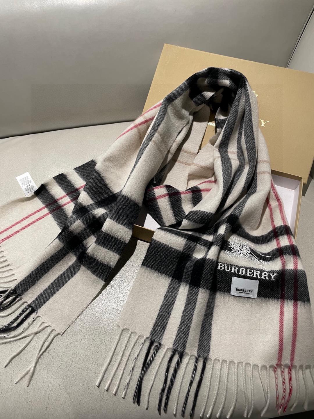 。巴宝莉经典格纹战马刺绣男女福利款❗️😍殿堂级御用芭芭家战马的经典格羊毛围巾🧣独家渠道货bulingbu