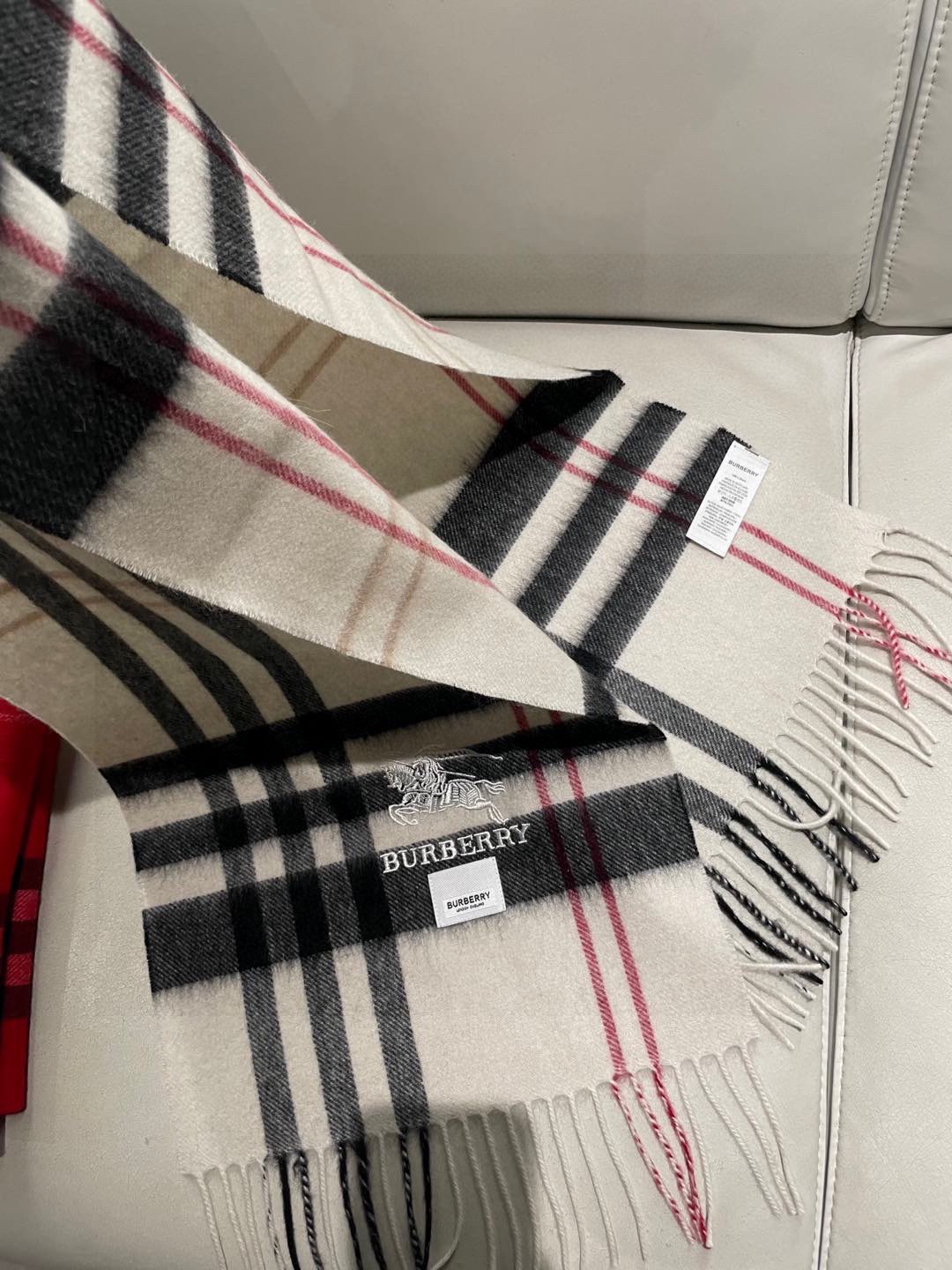 。巴宝莉经典格纹战马刺绣男女福利款❗️😍殿堂级御用芭芭家战马的经典格羊毛围巾🧣独家渠道货bulingbu