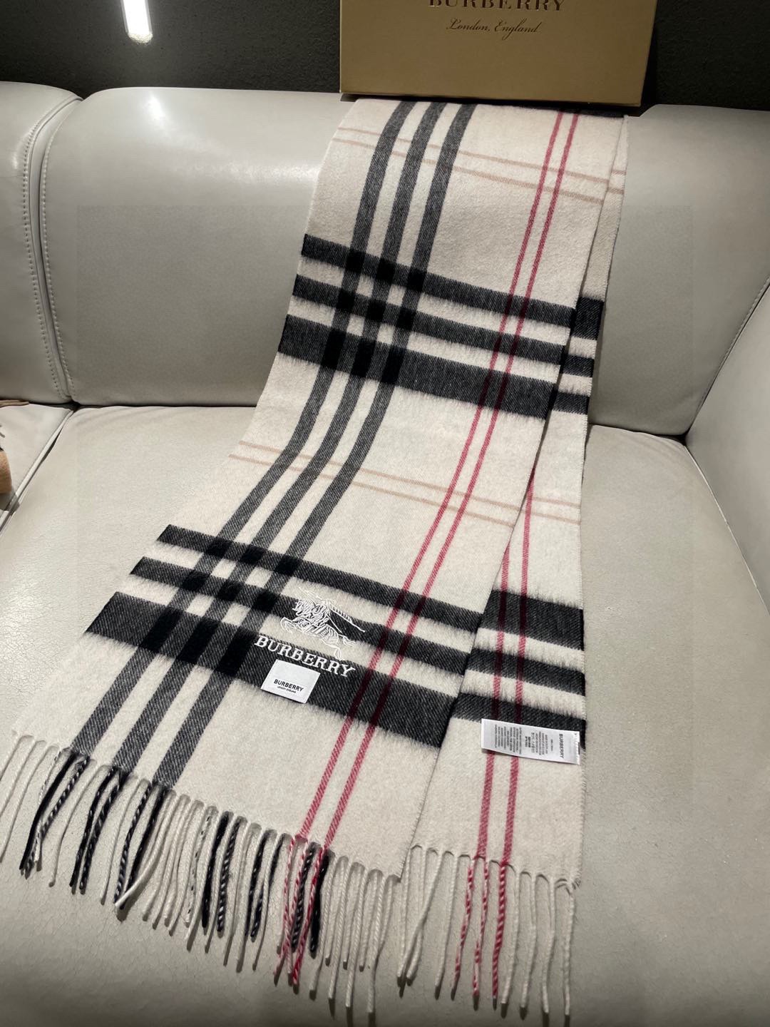 。巴宝莉经典格纹战马刺绣男女福利款❗️😍殿堂级御用芭芭家战马的经典格羊毛围巾🧣独家渠道货bulingbu