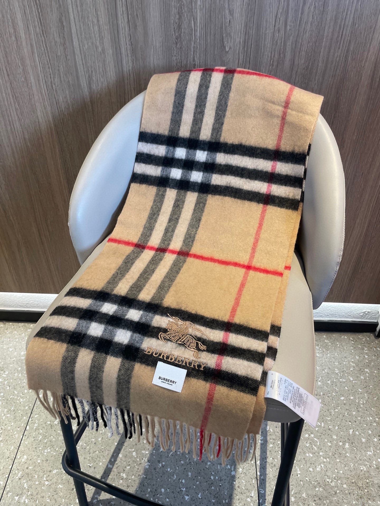 。巴宝莉经典格纹战马刺绣男女福利款❗️😍殿堂级御用芭芭家战马的经典格羊毛围巾🧣独家渠道货bulingbu