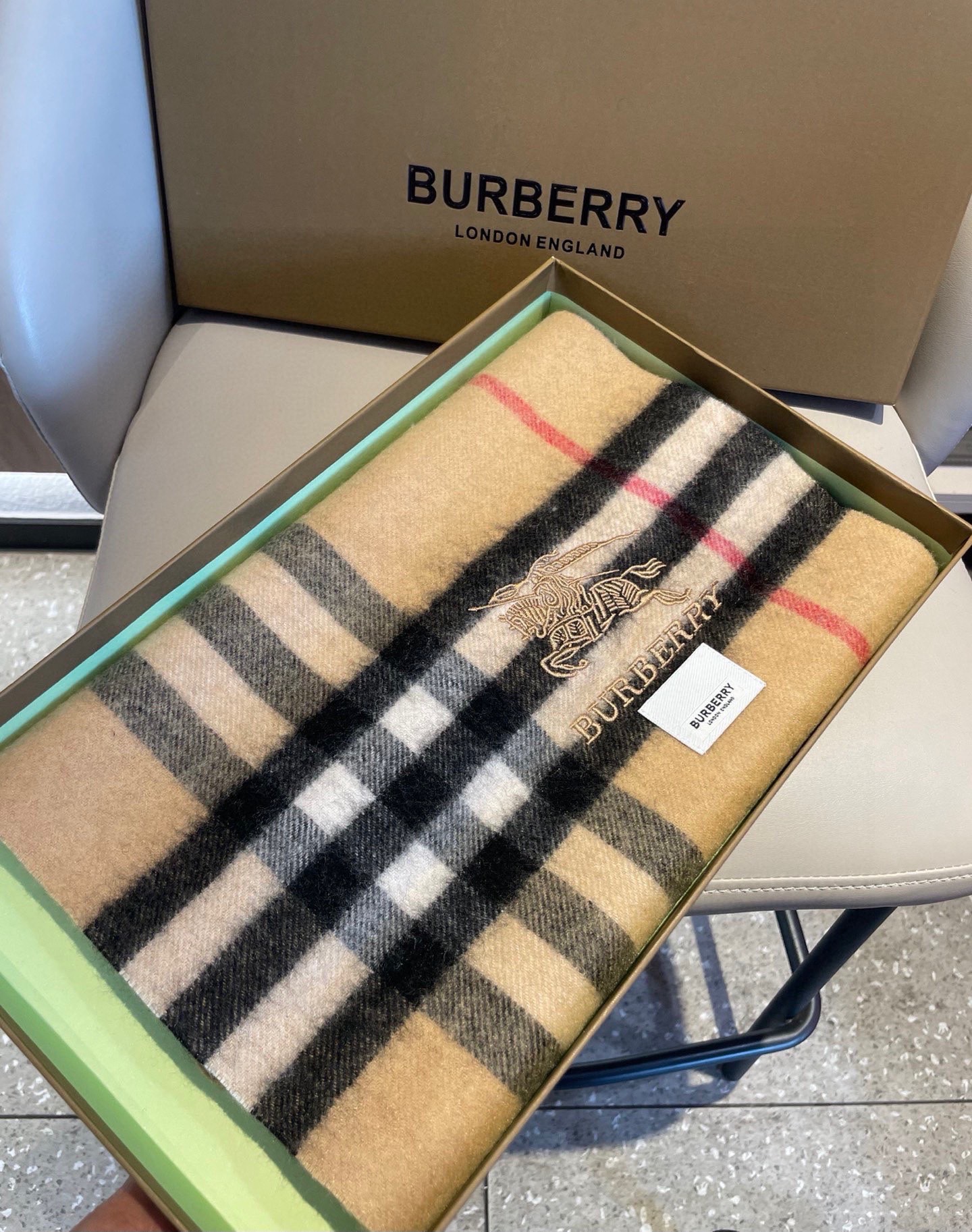 。巴宝莉经典格纹战马刺绣男女福利款❗️😍殿堂级御用芭芭家战马的经典格羊毛围巾🧣独家渠道货bulingbu