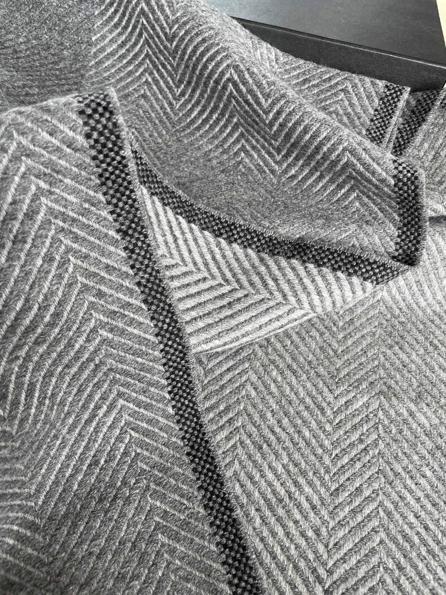 上新❗️男款人字纹阿玛尼（Arman）披肩且买且珍惜~~男款真的很少，一年也就出几款，都是出口订单所以比