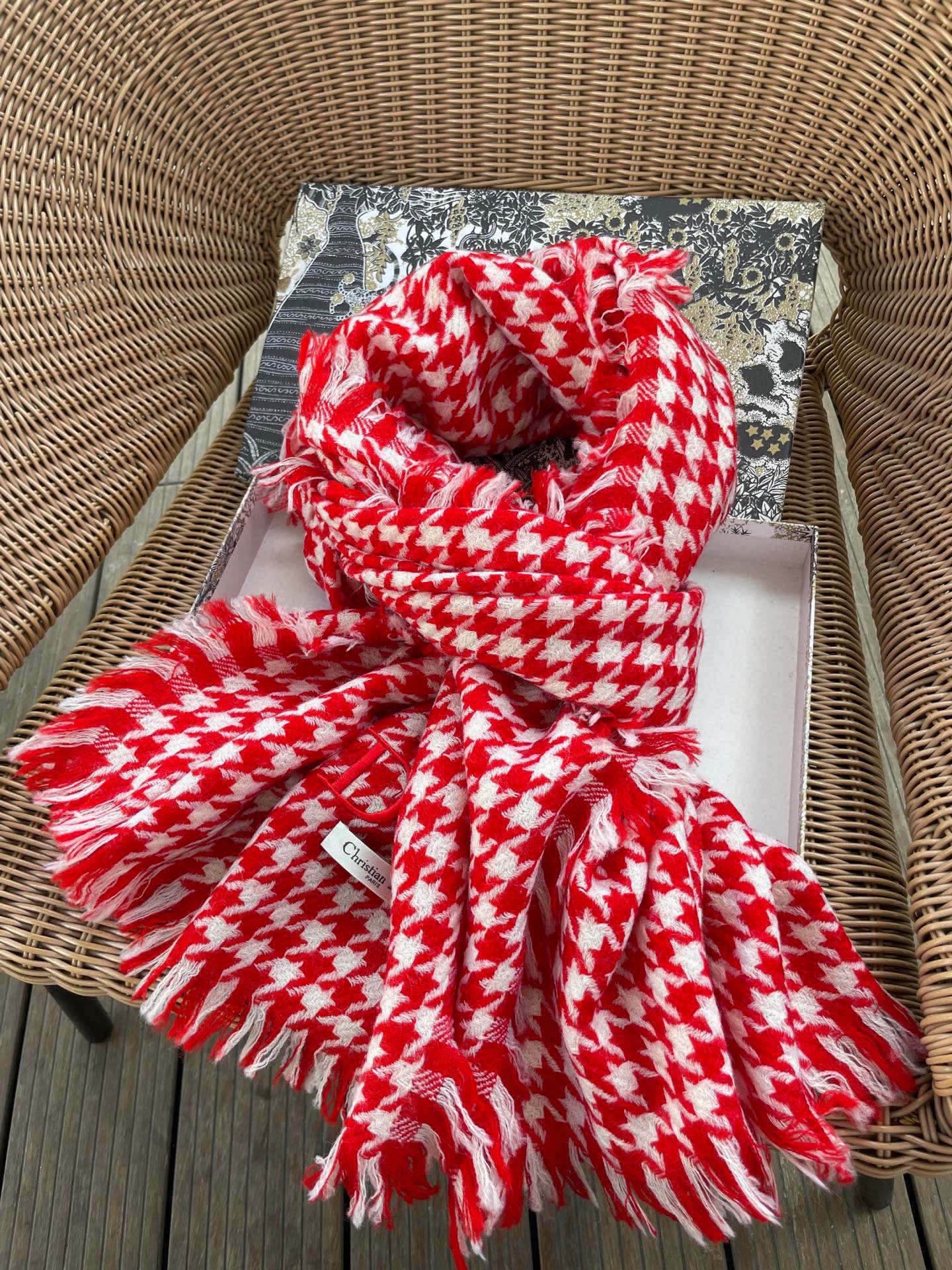 迪奥Dior尾单新款千鸟格拼色羊毛围巾，直接出欧洲的，正儿八经的正品订单…和大货一起出来，不用多流弊的文