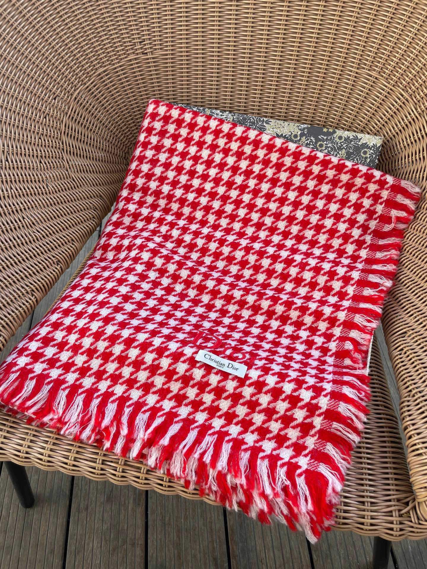 迪奥Dior尾单新款千鸟格拼色羊毛围巾，直接出欧洲的，正儿八经的正品订单…和大货一起出来，不用多流弊的文