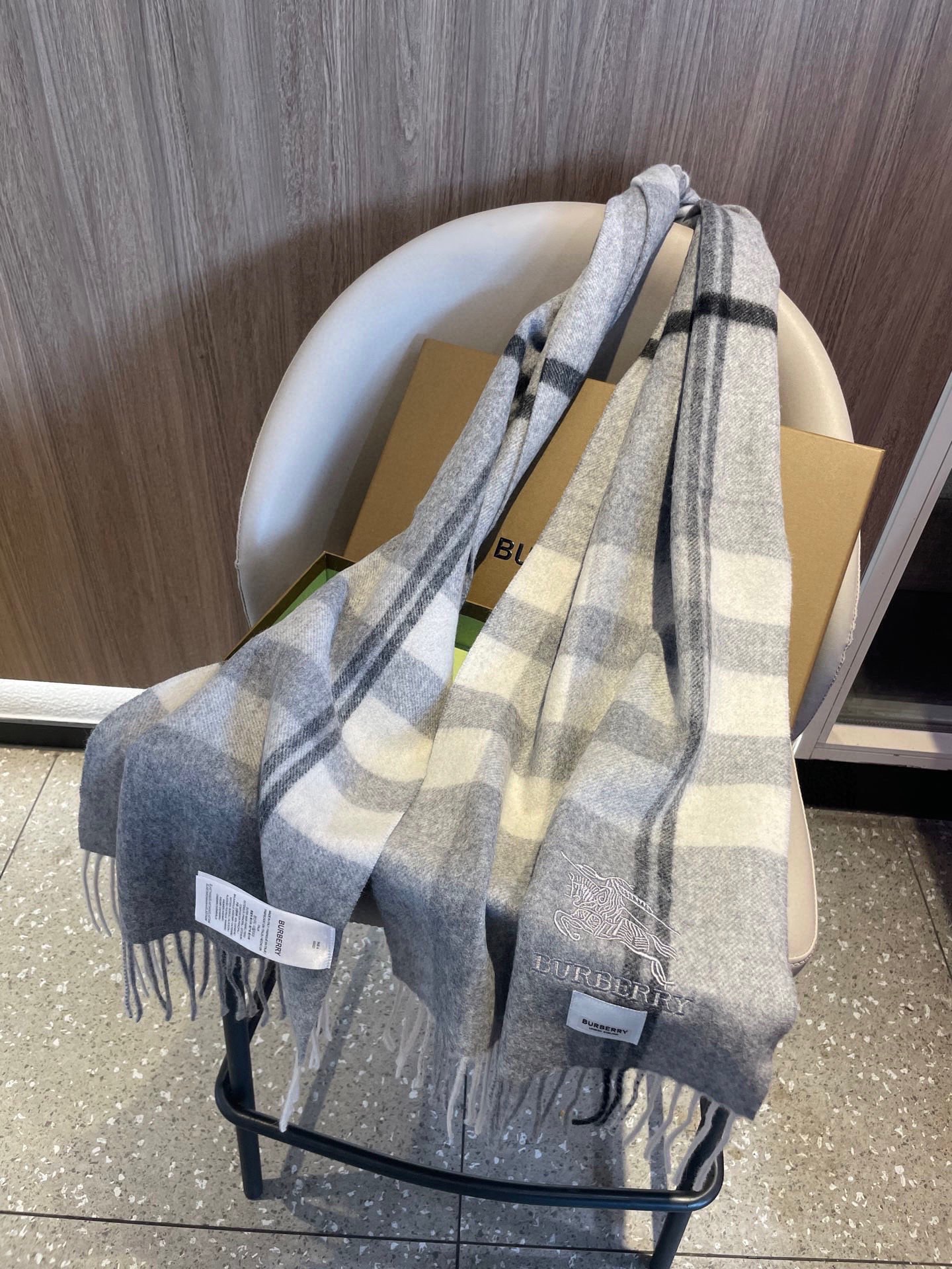 新款巴宝莉高品质进口羊绒围巾 惊爆上架 海外专柜最新男士女士情侣 羊绒围巾国内专柜都没上架 从款式到面料