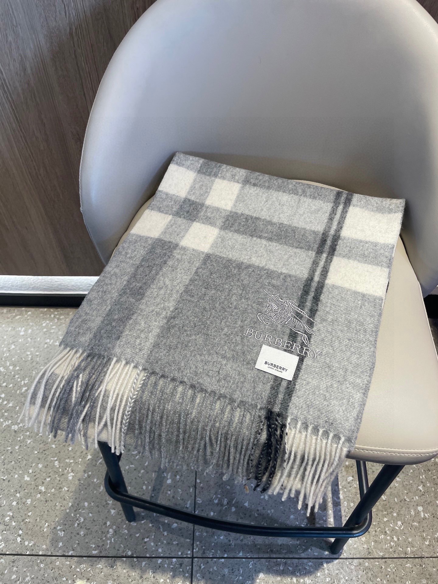 新款巴宝莉高品质进口羊绒围巾 惊爆上架 海外专柜最新男士女士情侣 羊绒围巾国内专柜都没上架 从款式到面料