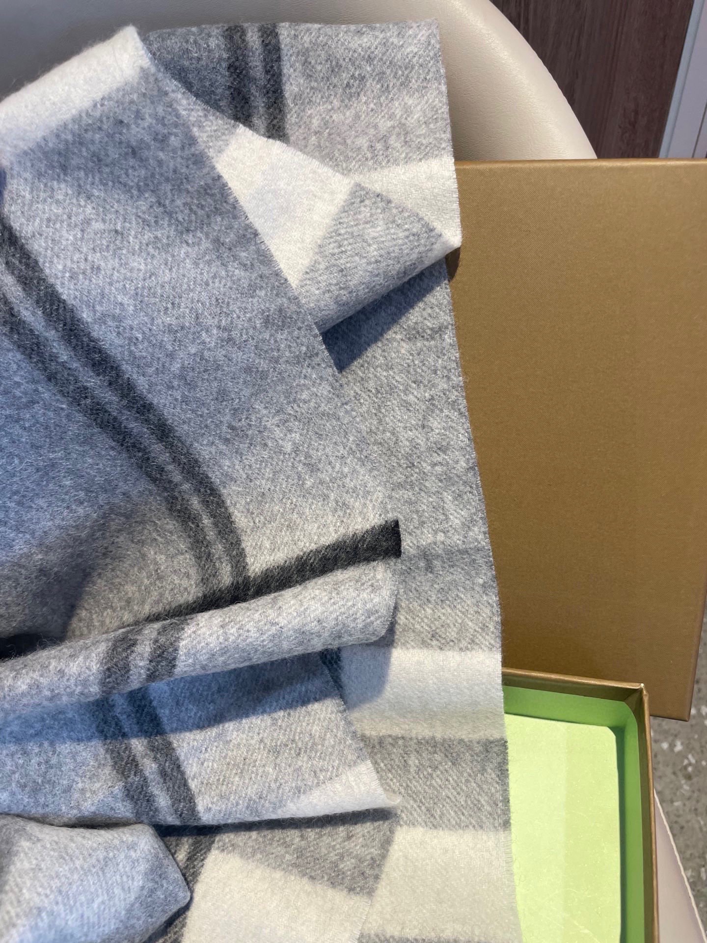 新款巴宝莉高品质进口羊绒围巾 惊爆上架 海外专柜最新男士女士情侣 羊绒围巾国内专柜都没上架 从款式到面料