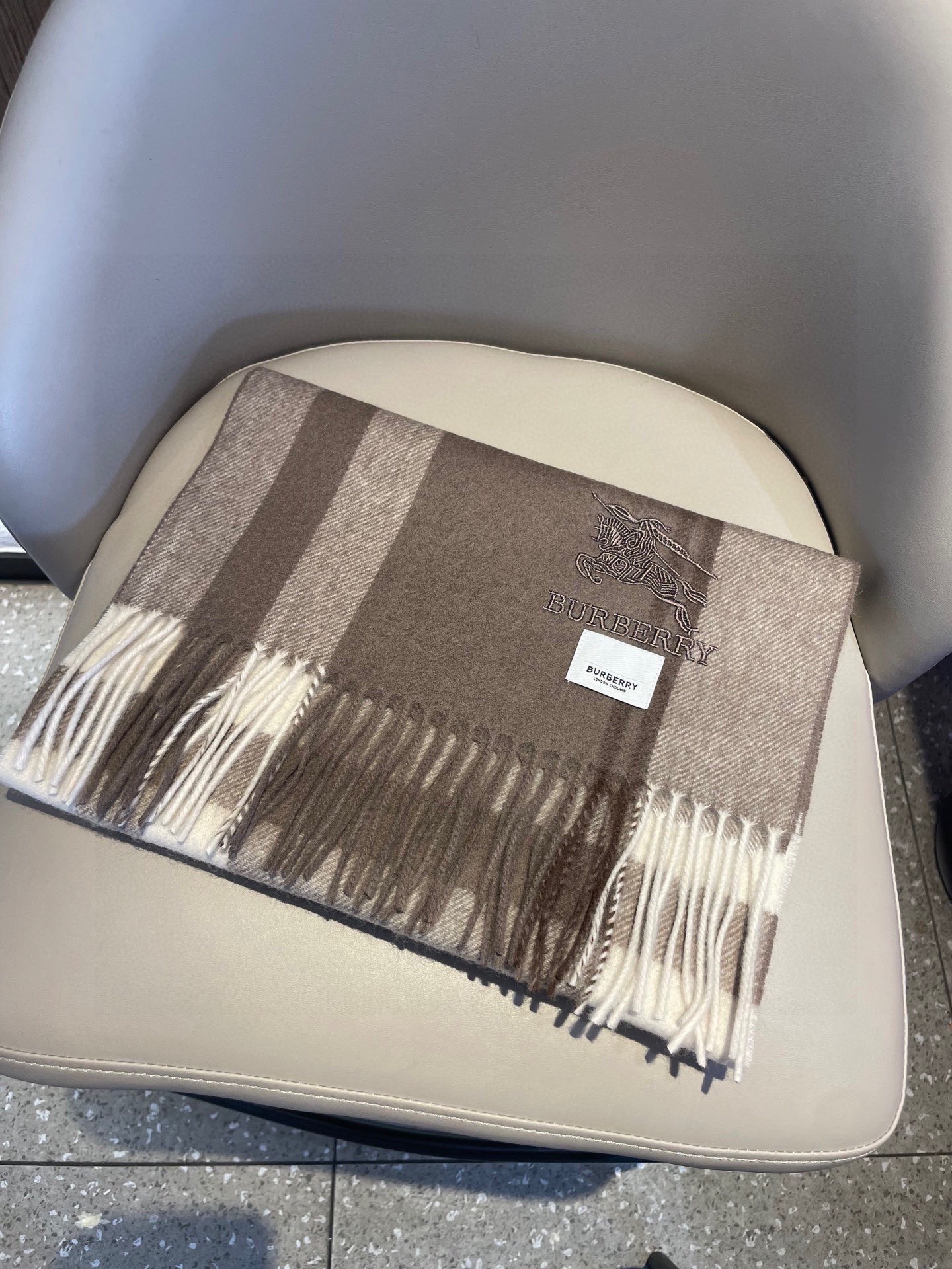 新款巴宝莉高品质进口羊绒围巾 惊爆上架 海外专柜最新男士女士情侣 羊绒围巾国内专柜都没上架 从款式到面料