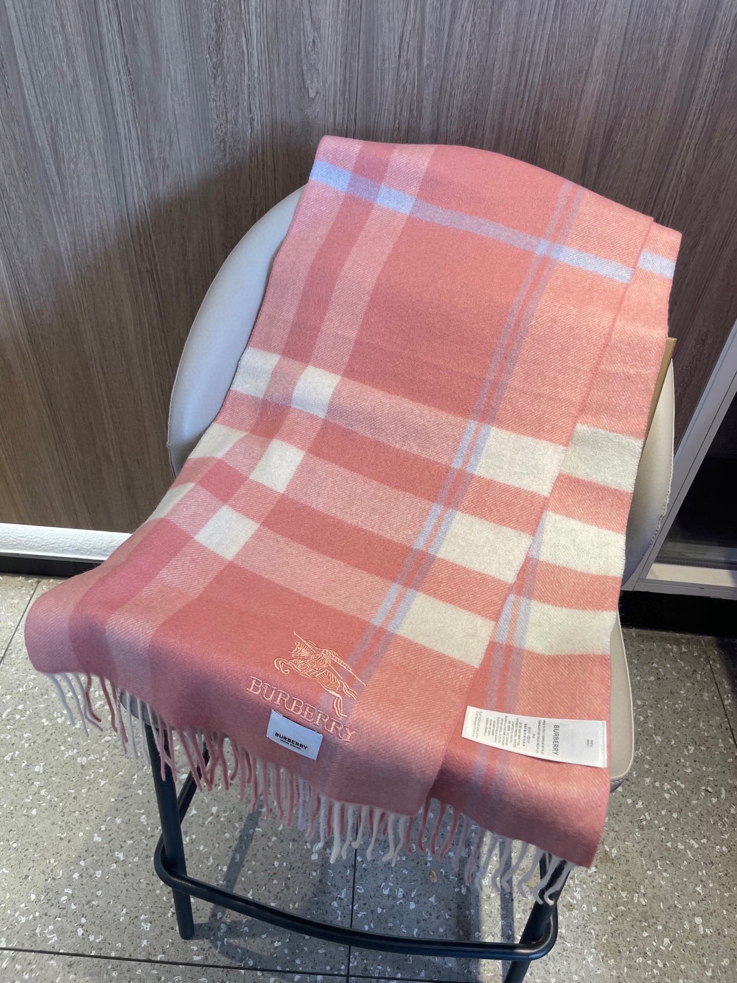 新款巴宝莉高品质进口羊绒围巾 惊爆上架 海外专柜最新男士女士情侣 羊绒围巾国内专柜都没上架 从款式到面料