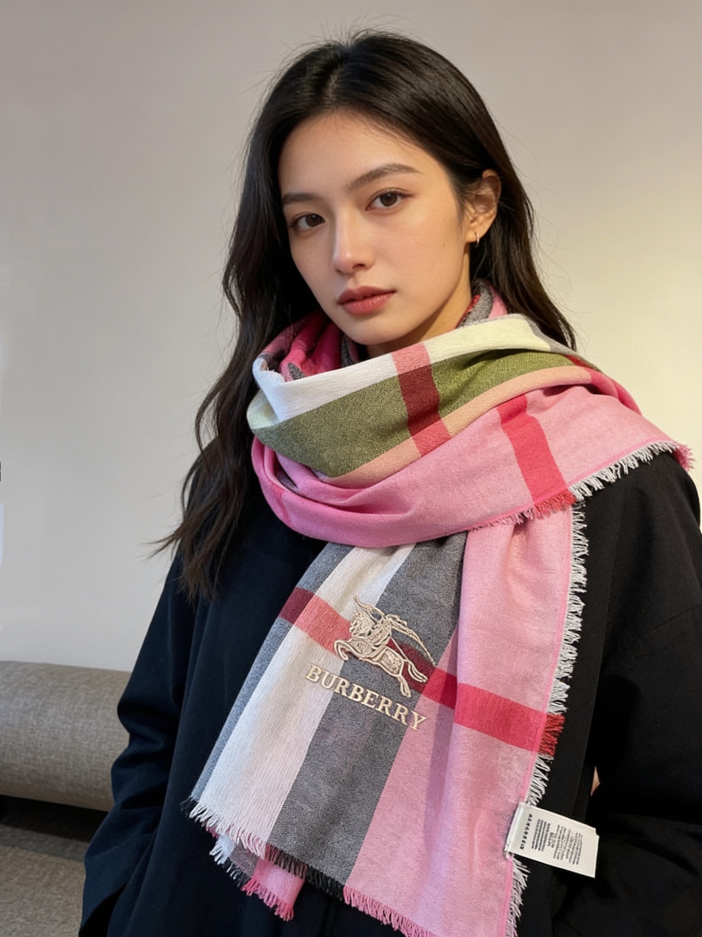 巴宝莉轻盈格纹围巾，精美马标刺绣logo，精湛制作工艺。首先臻选上乘的超细羊毛纤维，进行纯手工精梳处理，