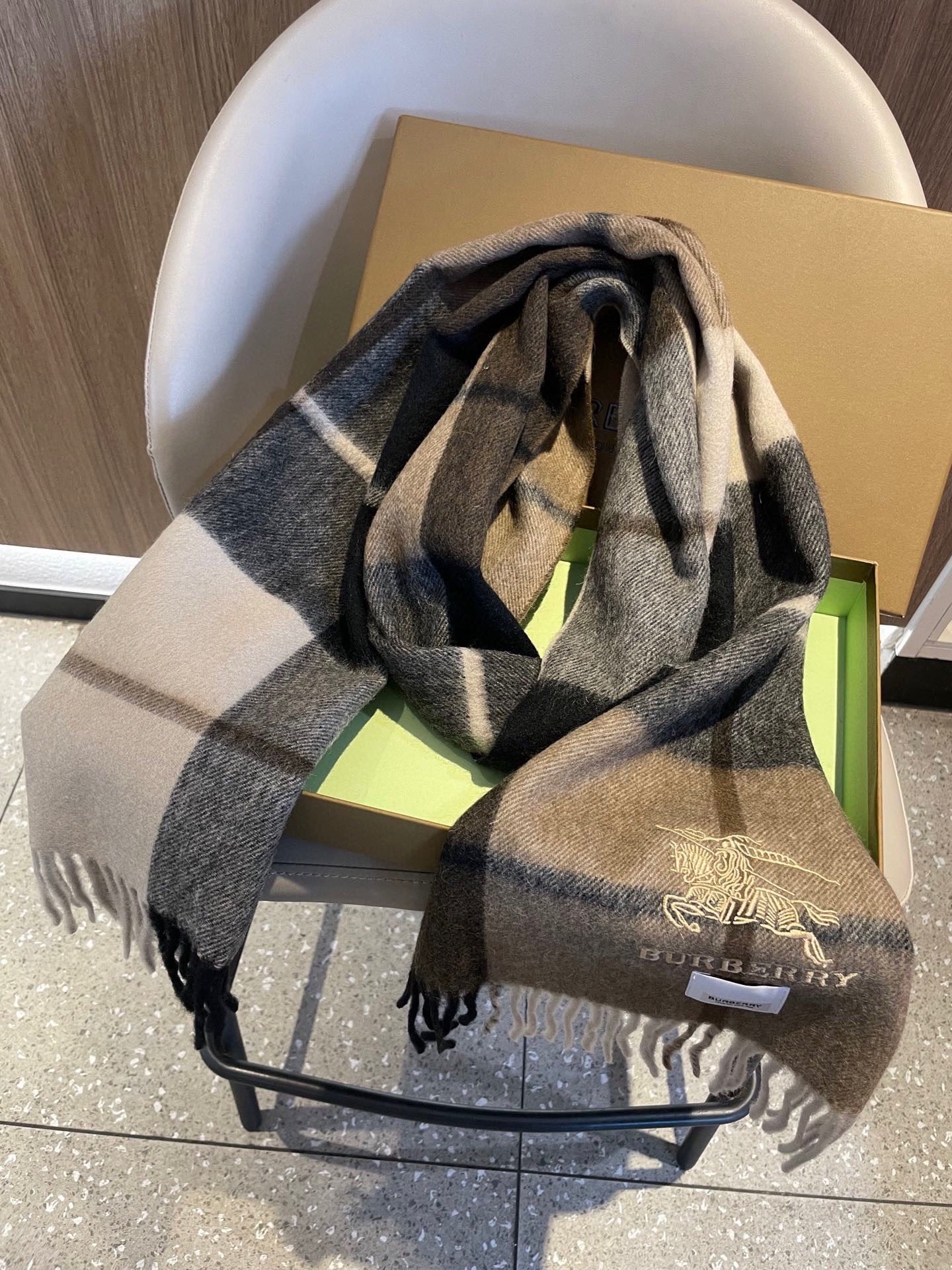 新款巴宝莉高品质进口羊绒围巾 惊爆上架 海外专柜最新男士女士情侣 羊绒围巾国内专柜都没上架 从款式到面料