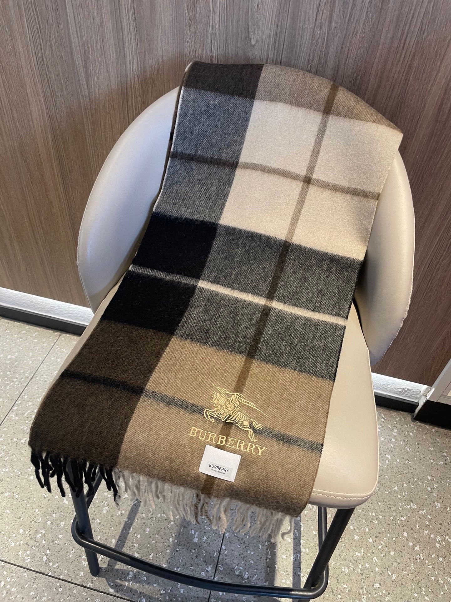 新款巴宝莉高品质进口羊绒围巾 惊爆上架 海外专柜最新男士女士情侣 羊绒围巾国内专柜都没上架 从款式到面料