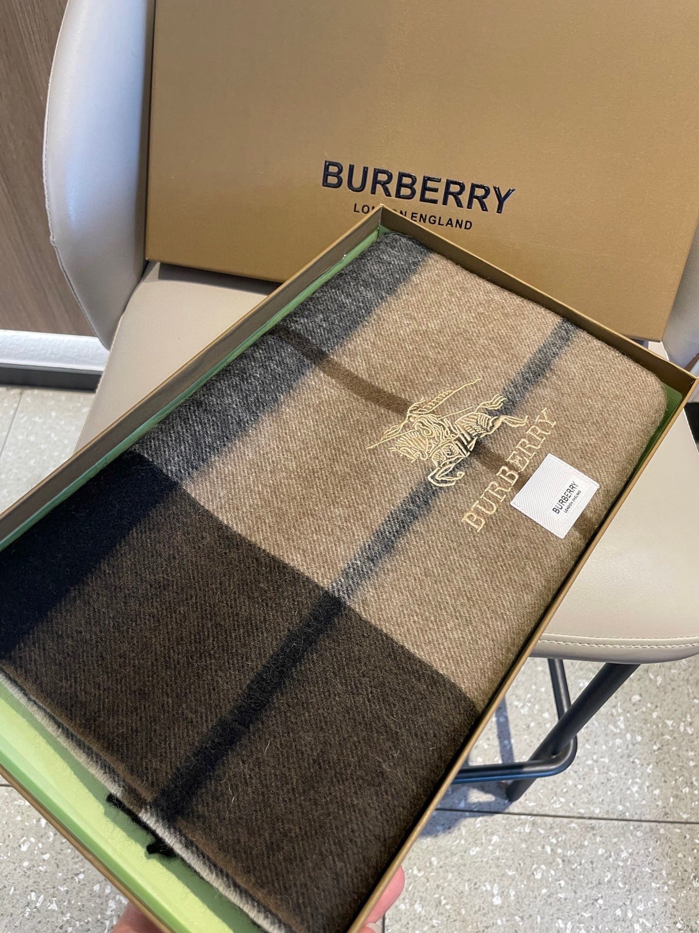 新款巴宝莉高品质进口羊绒围巾 惊爆上架 海外专柜最新男士女士情侣 羊绒围巾国内专柜都没上架 从款式到面料