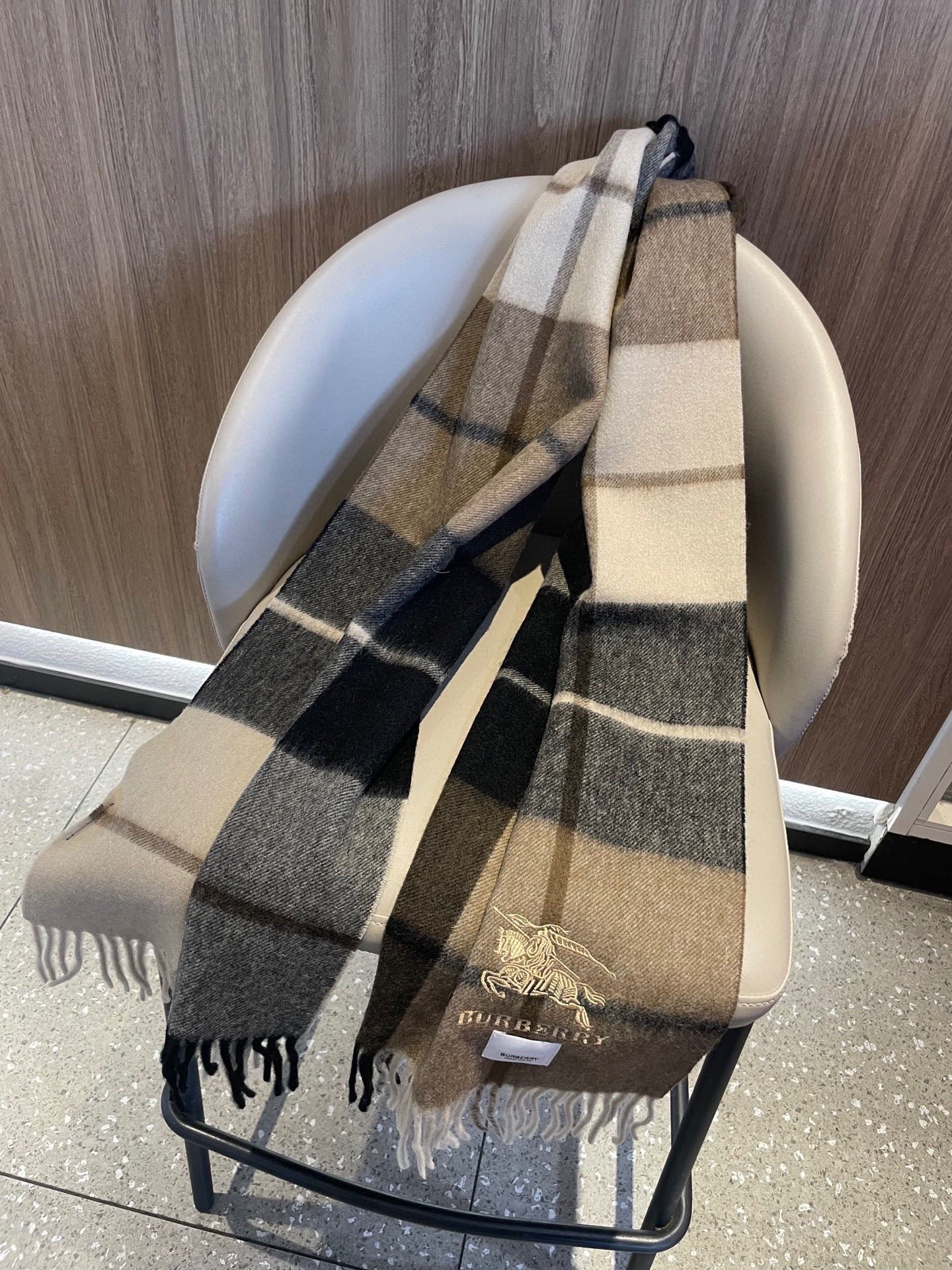 新款巴宝莉高品质进口羊绒围巾 惊爆上架 海外专柜最新男士女士情侣 羊绒围巾国内专柜都没上架 从款式到面料