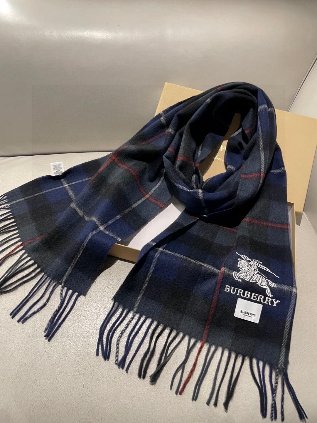 新款巴宝莉高品质进口羊绒围巾 惊爆上架 海外专柜最新男士女士情侣 羊绒围巾国内专柜都没上架 从款式到面料