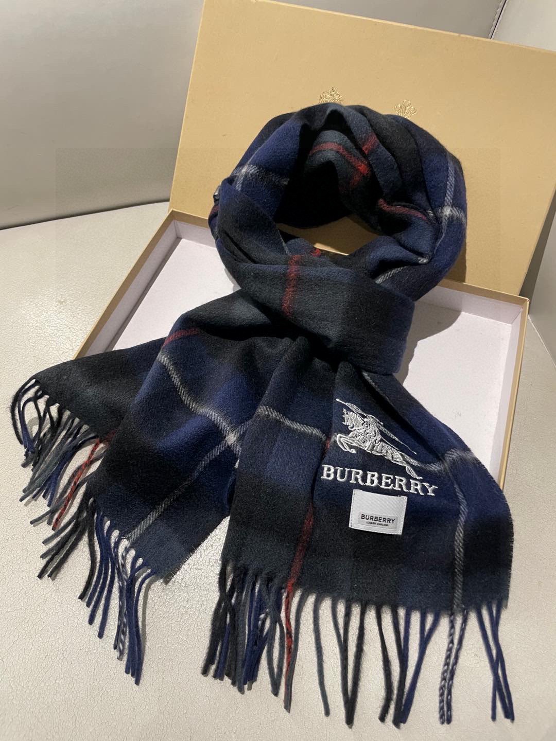 新款巴宝莉高品质进口羊绒围巾 惊爆上架 海外专柜最新男士女士情侣 羊绒围巾国内专柜都没上架 从款式到面料