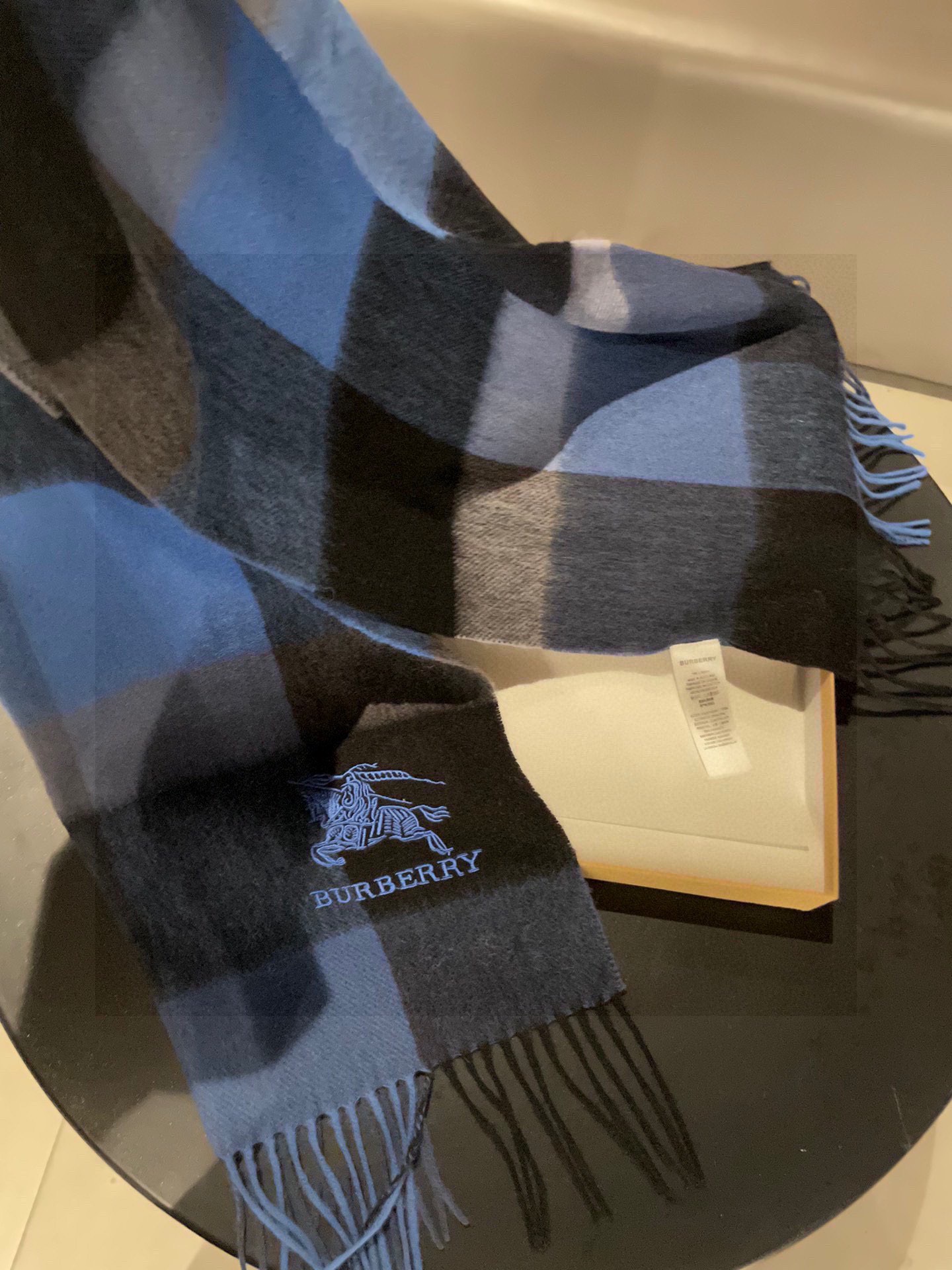 新款巴宝莉高品质进口羊绒围巾 惊爆上架 海外专柜最新男士女士情侣 羊绒围巾国内专柜都没上架 从款式到面料