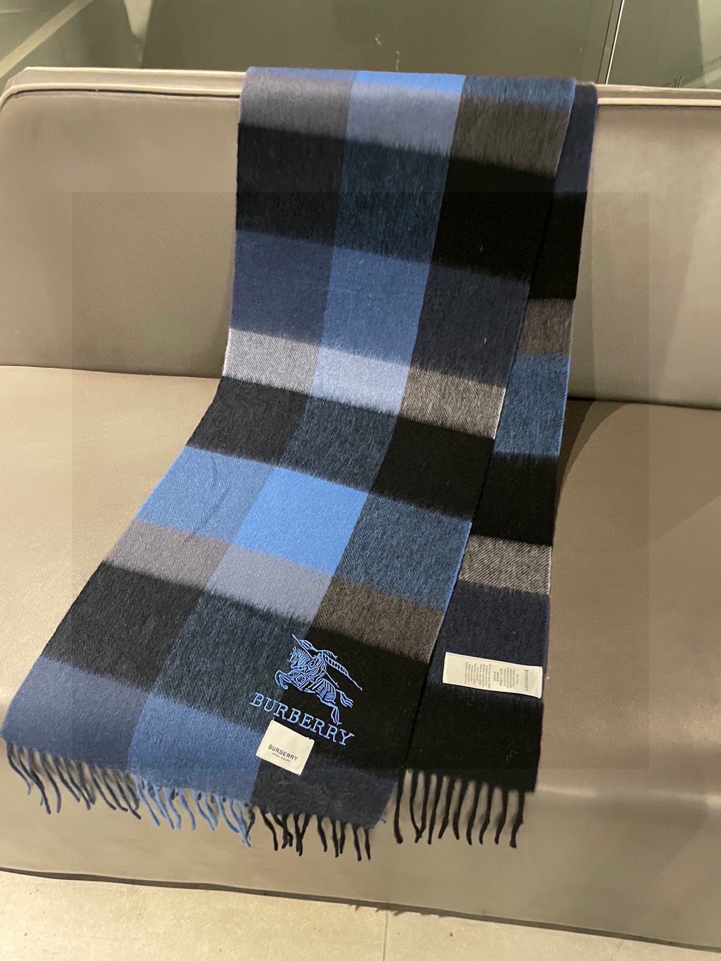 新款巴宝莉高品质进口羊绒围巾 惊爆上架 海外专柜最新男士女士情侣 羊绒围巾国内专柜都没上架 从款式到面料