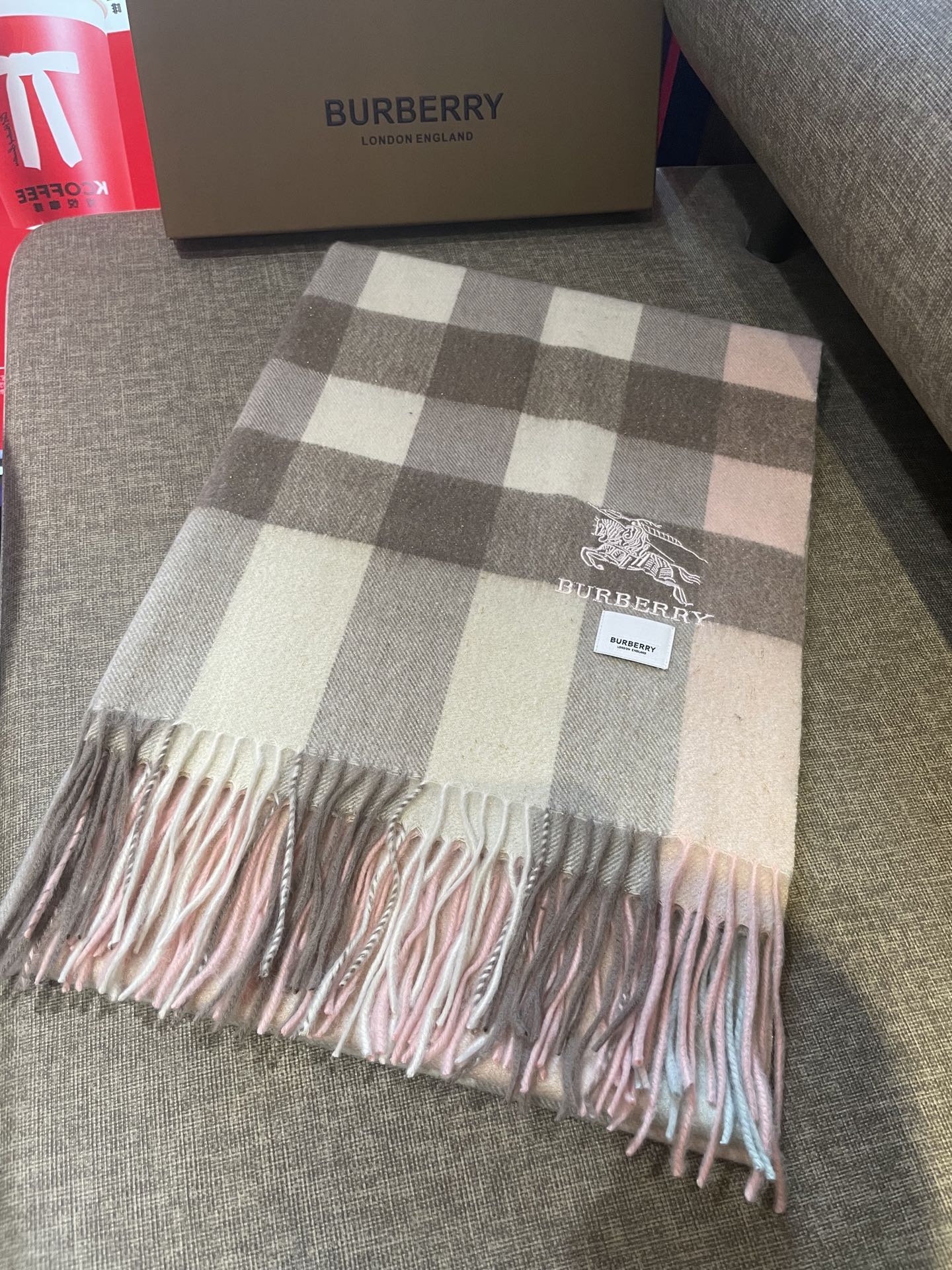 。永不过时的巴宝莉格子万年款，bbr战马刺绣🪡经典【大格金丝线披肩】品质手感好到不行‼️100%羊羔绒♨