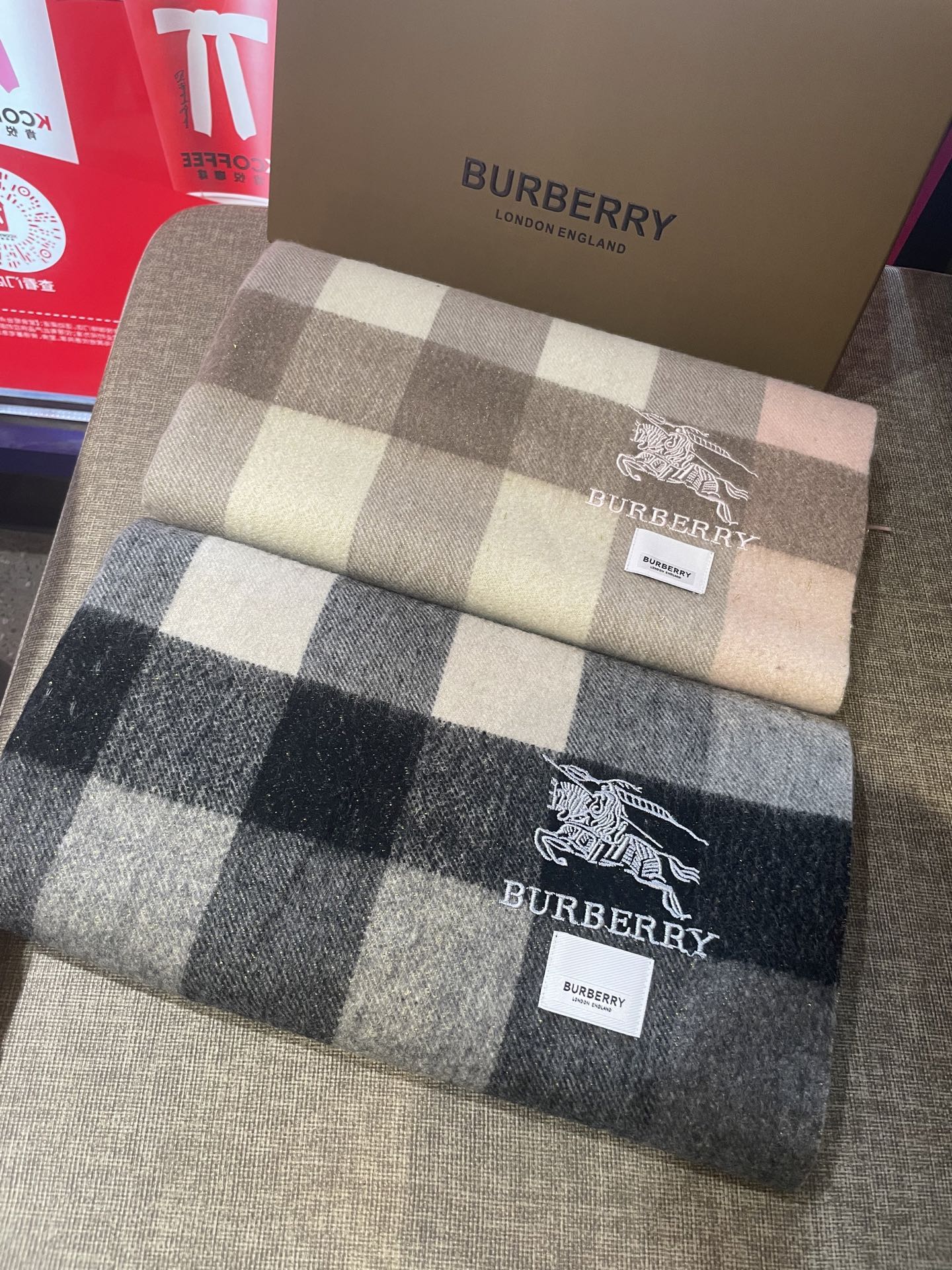 。永不过时的巴宝莉格子万年款，bbr战马刺绣🪡经典【大格金丝线披肩】品质手感好到不行‼️100%羊羔绒♨