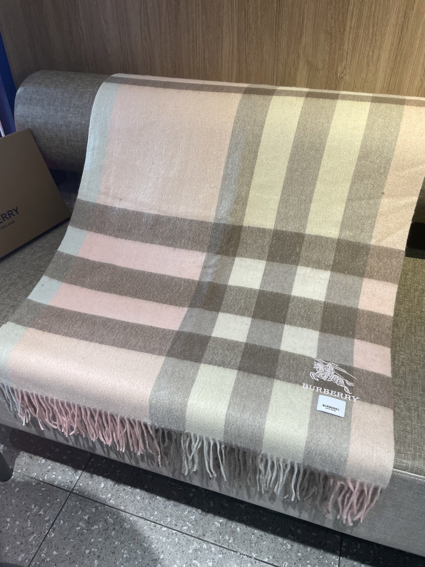 。永不过时的巴宝莉格子万年款，bbr战马刺绣🪡经典【大格金丝线披肩】品质手感好到不行‼️100%羊羔绒♨