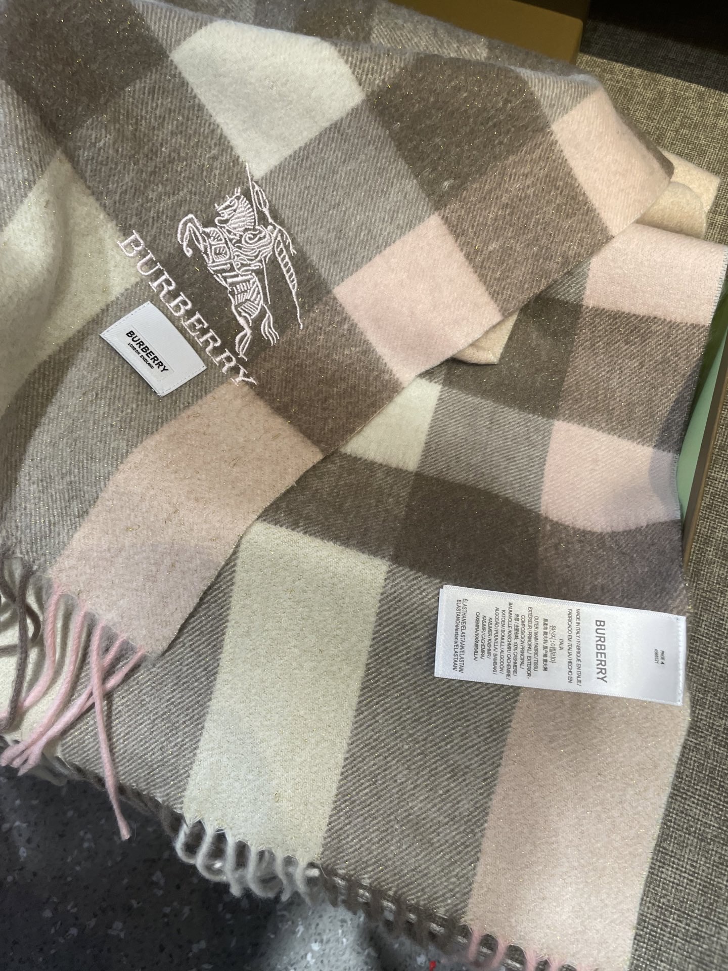 。永不过时的巴宝莉格子万年款，bbr战马刺绣🪡经典【大格金丝线披肩】品质手感好到不行‼️100%羊羔绒♨