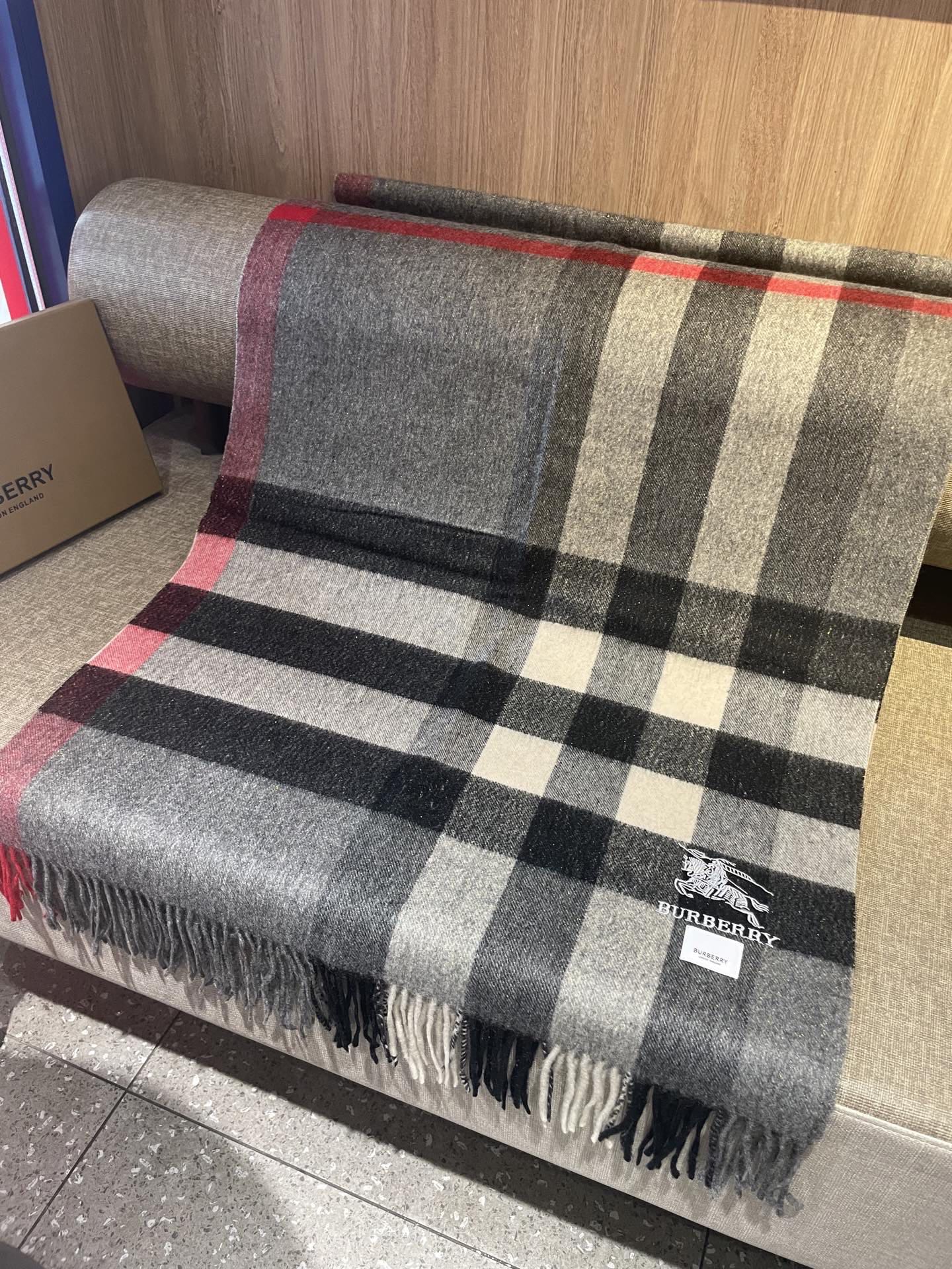 。永不过时的巴宝莉格子万年款，bbr战马刺绣🪡经典【大格金丝线披肩】品质手感好到不行‼️100%羊羔绒♨