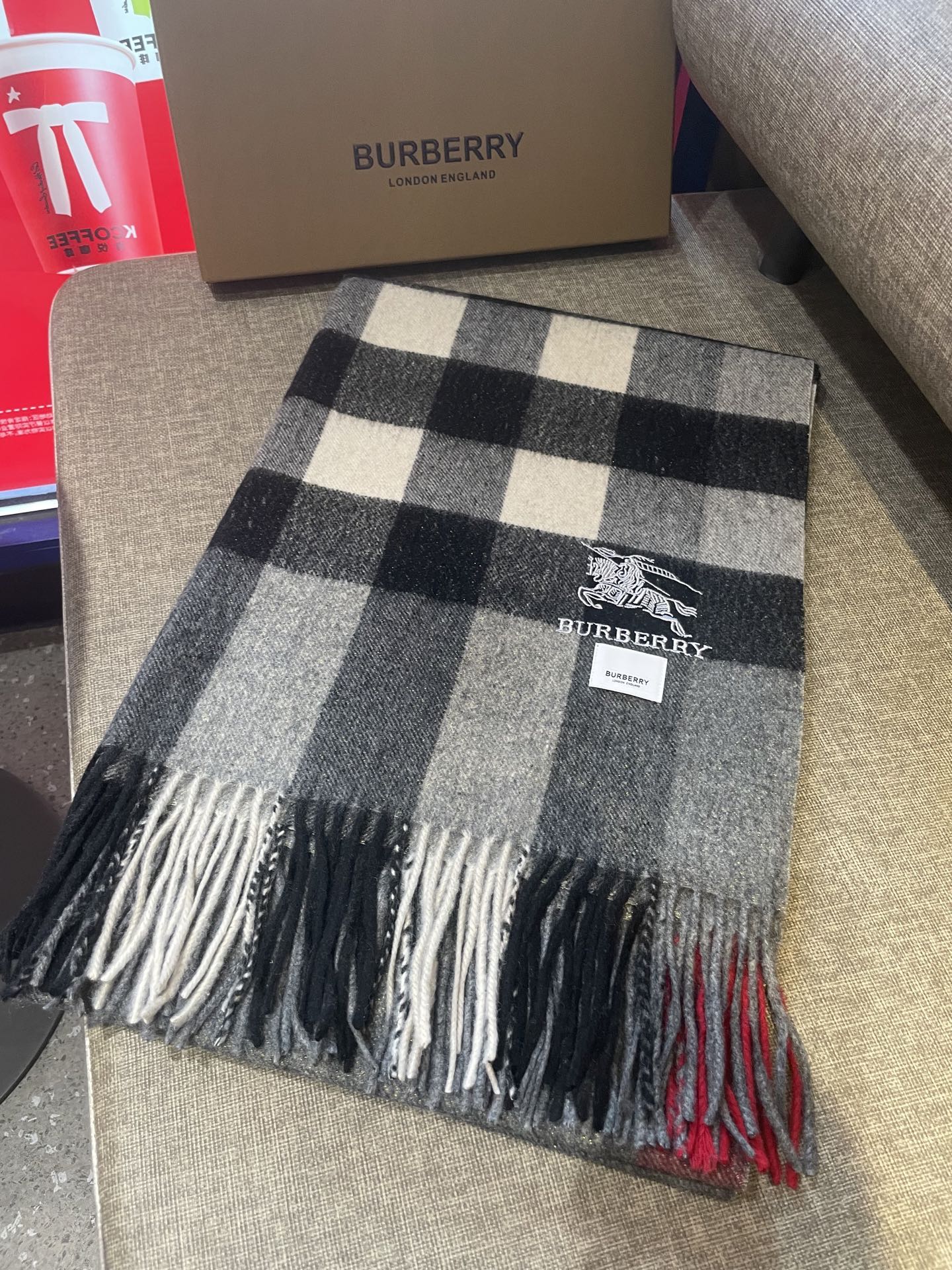 。永不过时的巴宝莉格子万年款，bbr战马刺绣🪡经典【大格金丝线披肩】品质手感好到不行‼️100%羊羔绒♨