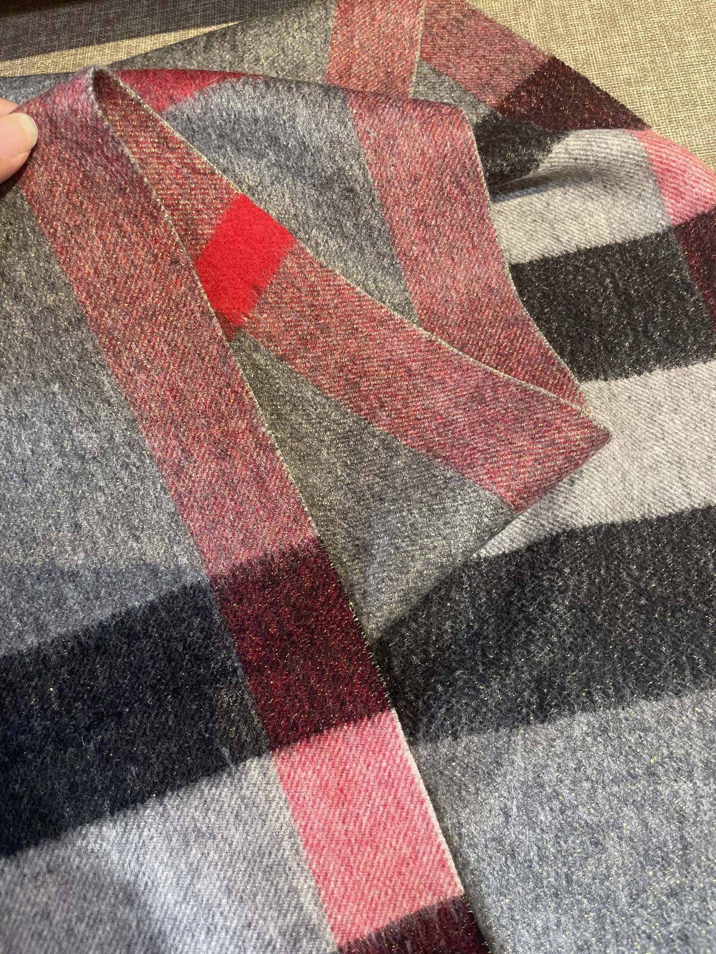 。永不过时的巴宝莉格子万年款，bbr战马刺绣🪡经典【大格金丝线披肩】品质手感好到不行‼️100%羊羔绒♨