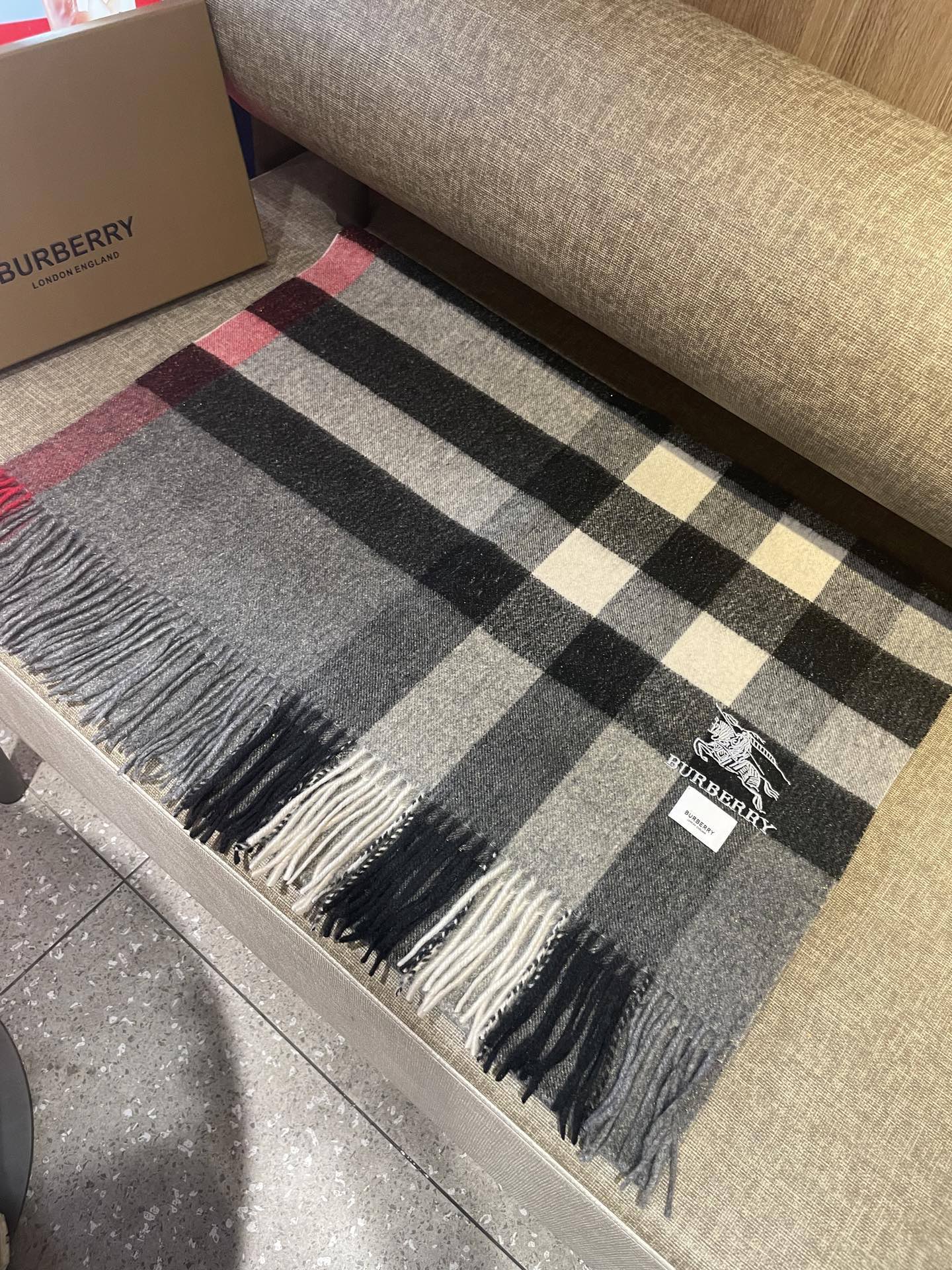 。永不过时的巴宝莉格子万年款，bbr战马刺绣🪡经典【大格金丝线披肩】品质手感好到不行‼️100%羊羔绒♨