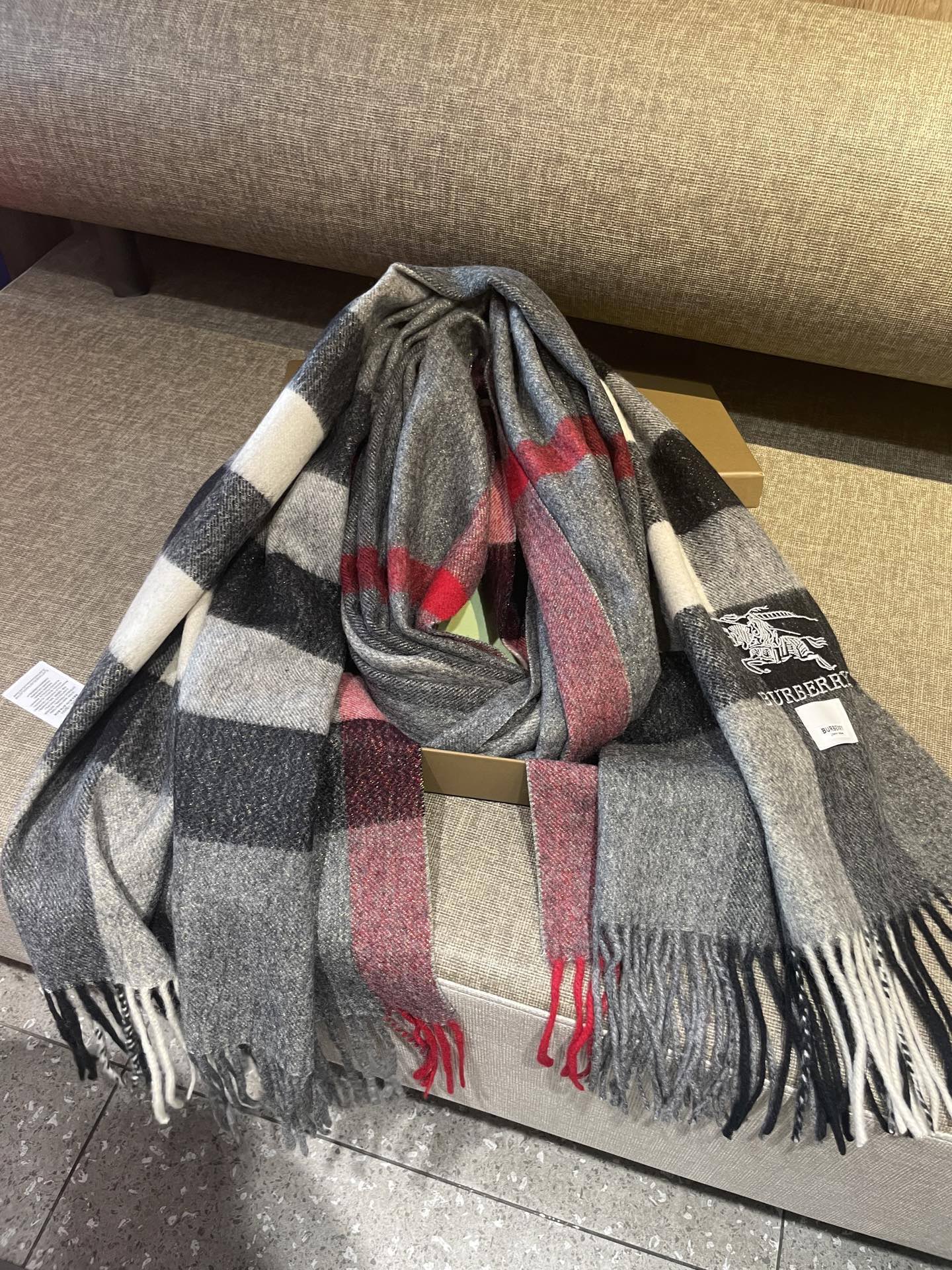 。永不过时的巴宝莉格子万年款，bbr战马刺绣🪡经典【大格金丝线披肩】品质手感好到不行‼️100%羊羔绒♨