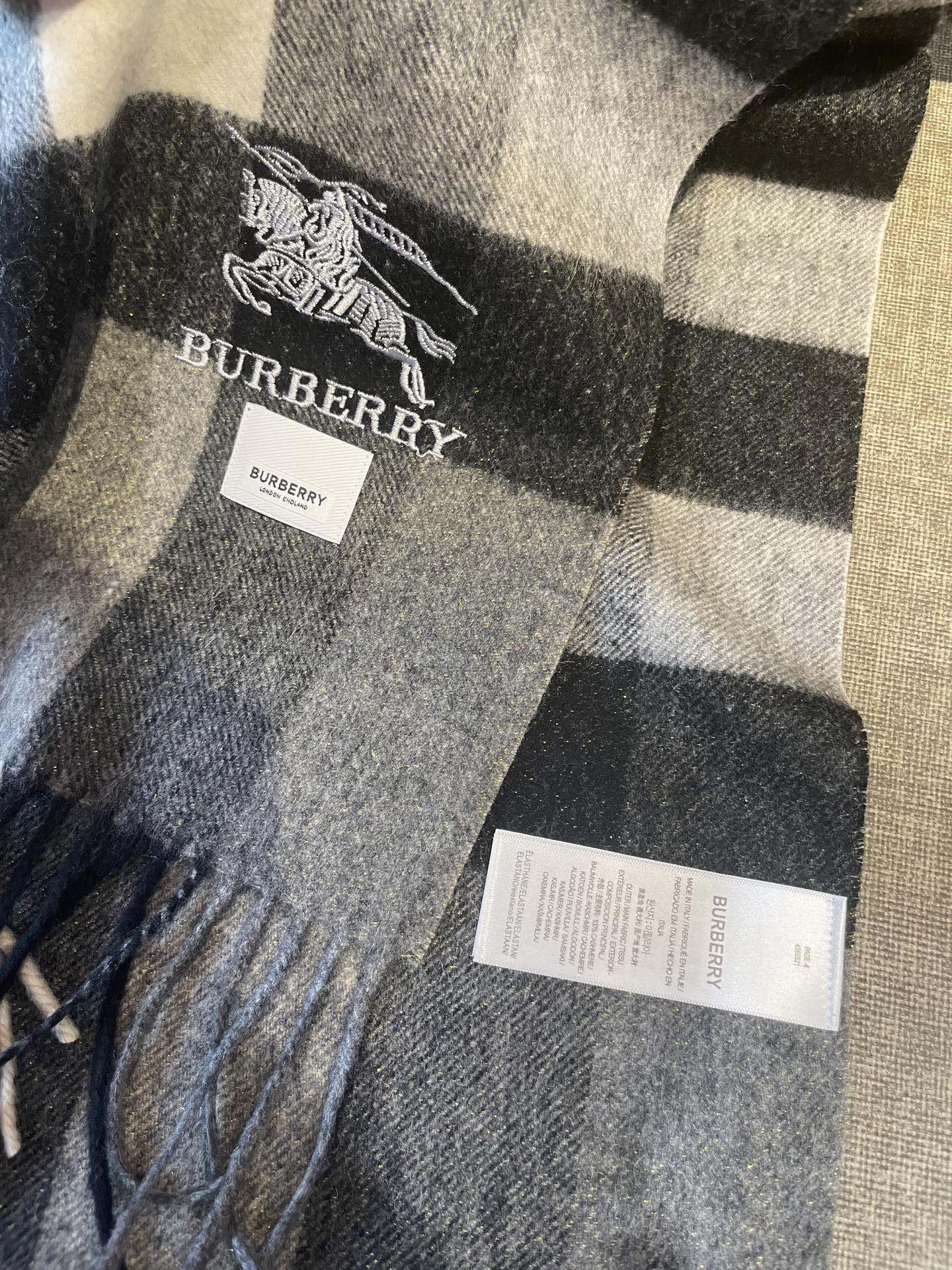 。永不过时的巴宝莉格子万年款，bbr战马刺绣🪡经典【大格金丝线披肩】品质手感好到不行‼️100%羊羔绒♨