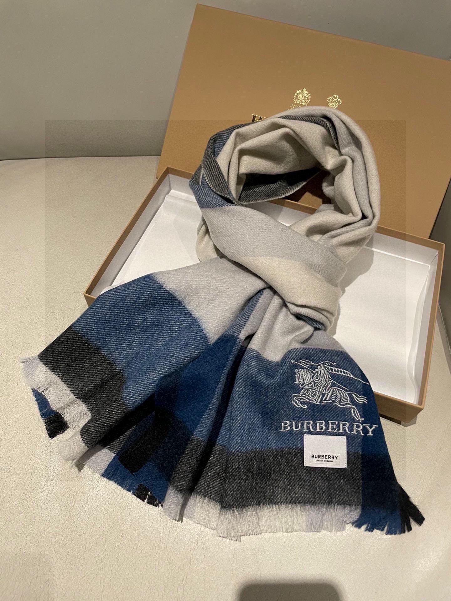 新款牛货🐮巴宝莉新品男士、女士同款小披肩✨羊绒经典格纹👐围巾♨️高尖端产物⚠️，经典logo刺绣，时尚大