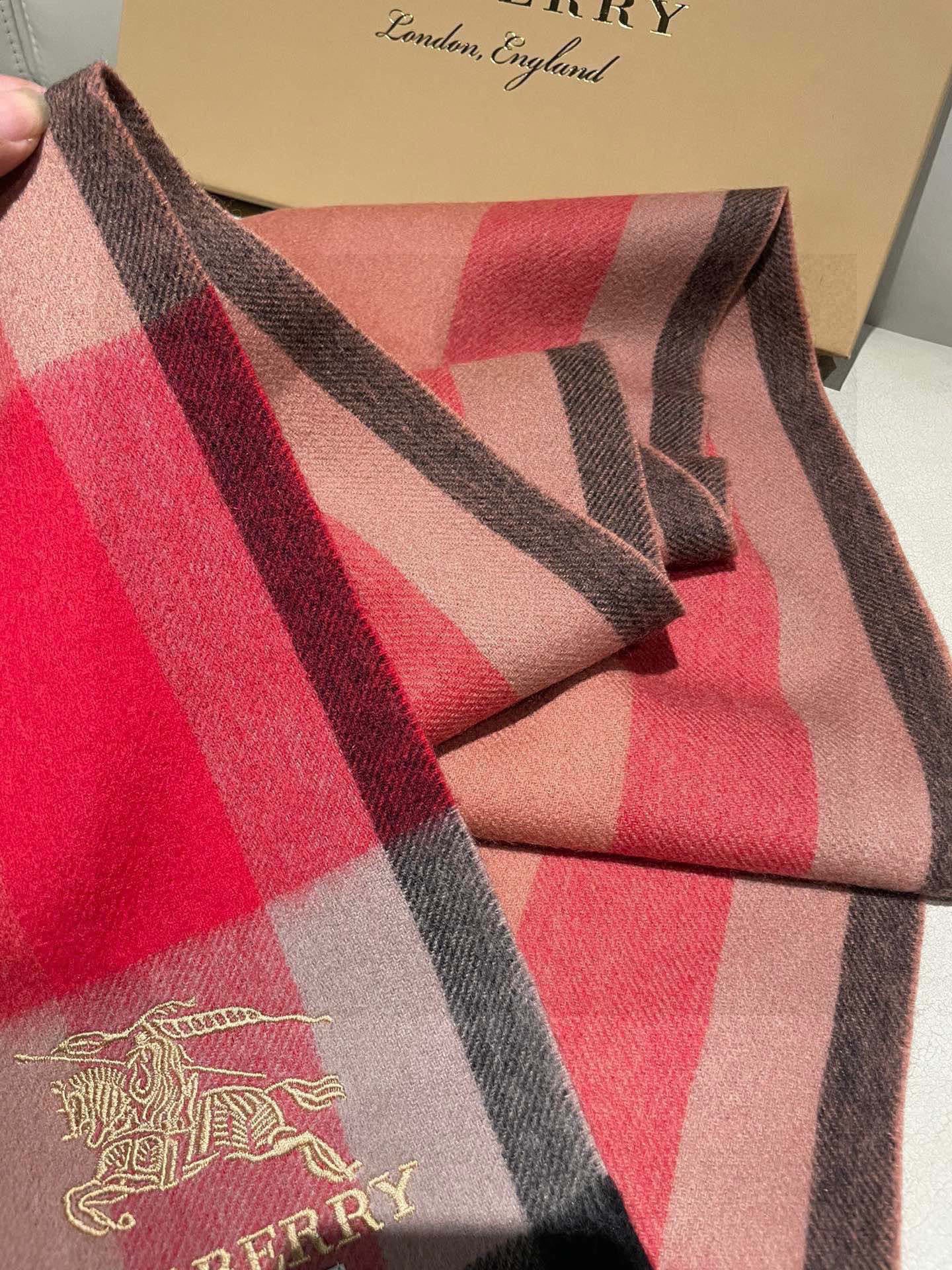 新款牛货🐮巴宝莉新品男士、女士同款小披肩✨羊绒经典格纹👐围巾♨️高尖端产物⚠️，经典logo刺绣，时尚大