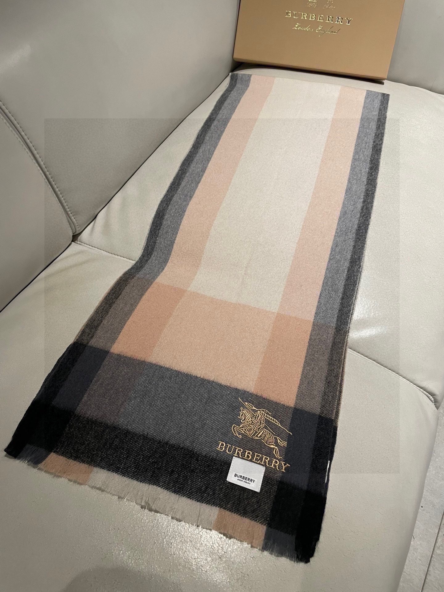 新款牛货🐮巴宝莉新品男士、女士同款小披肩✨羊绒经典格纹👐围巾♨️高尖端产物⚠️，经典logo刺绣，时尚大