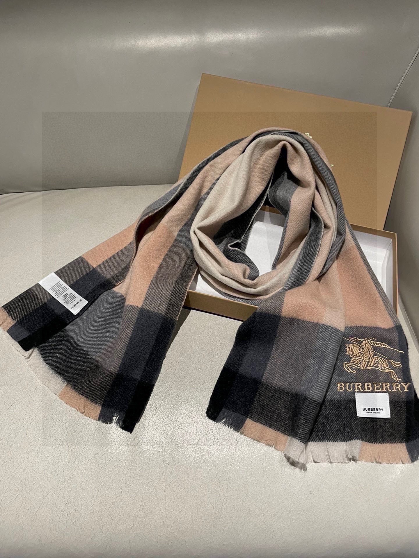 新款牛货🐮巴宝莉新品男士、女士同款小披肩✨羊绒经典格纹👐围巾♨️高尖端产物⚠️，经典logo刺绣，时尚大