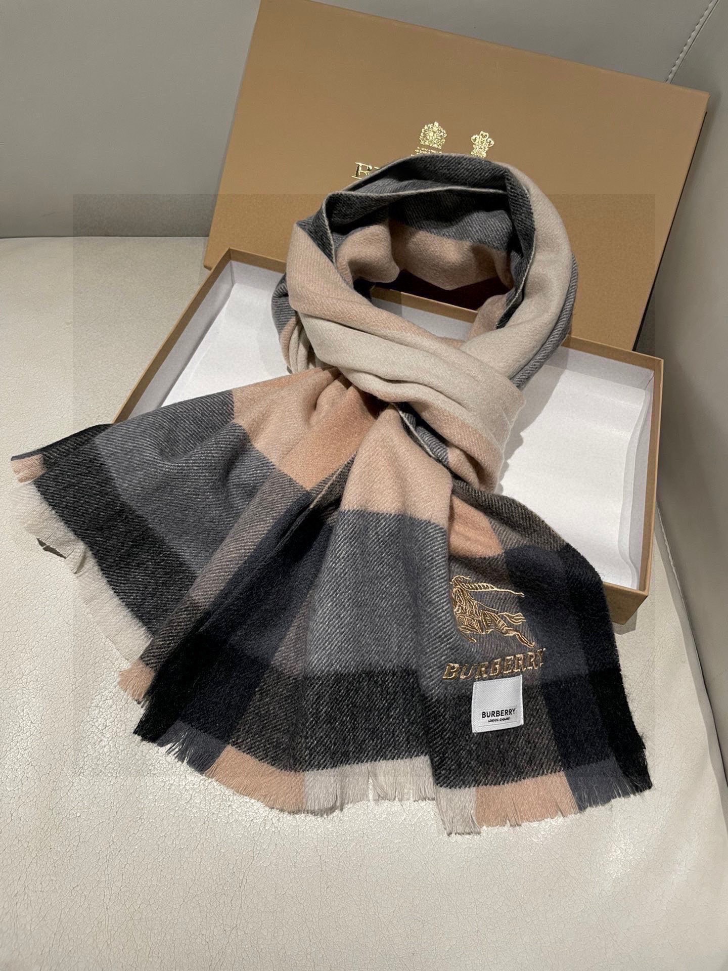 新款牛货🐮巴宝莉新品男士、女士同款小披肩✨羊绒经典格纹👐围巾♨️高尖端产物⚠️，经典logo刺绣，时尚大