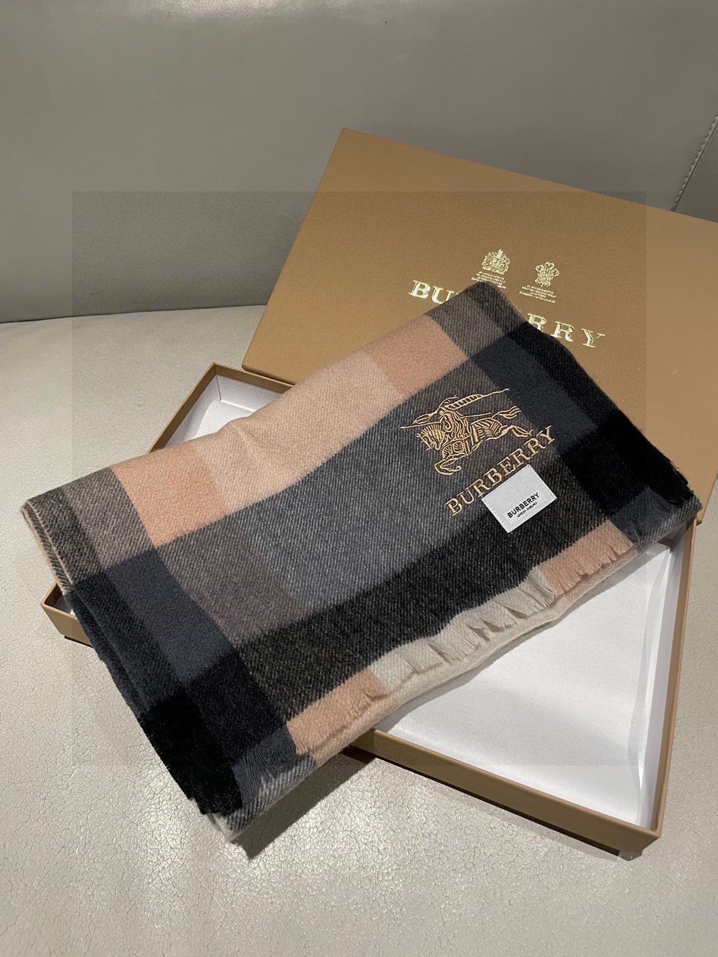 新款牛货🐮巴宝莉新品男士、女士同款小披肩✨羊绒经典格纹👐围巾♨️高尖端产物⚠️，经典logo刺绣，时尚大