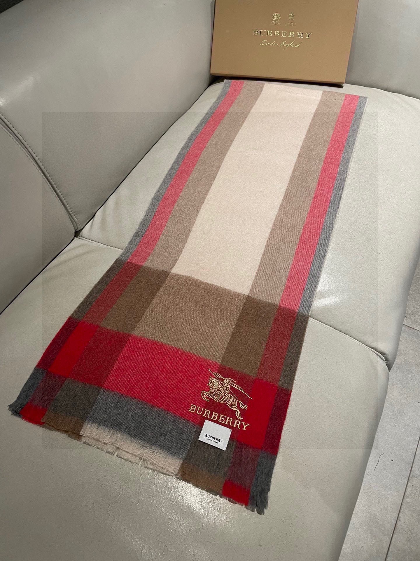 新款牛货🐮巴宝莉新品男士、女士同款小披肩✨羊绒经典格纹👐围巾♨️高尖端产物⚠️，经典logo刺绣，时尚大