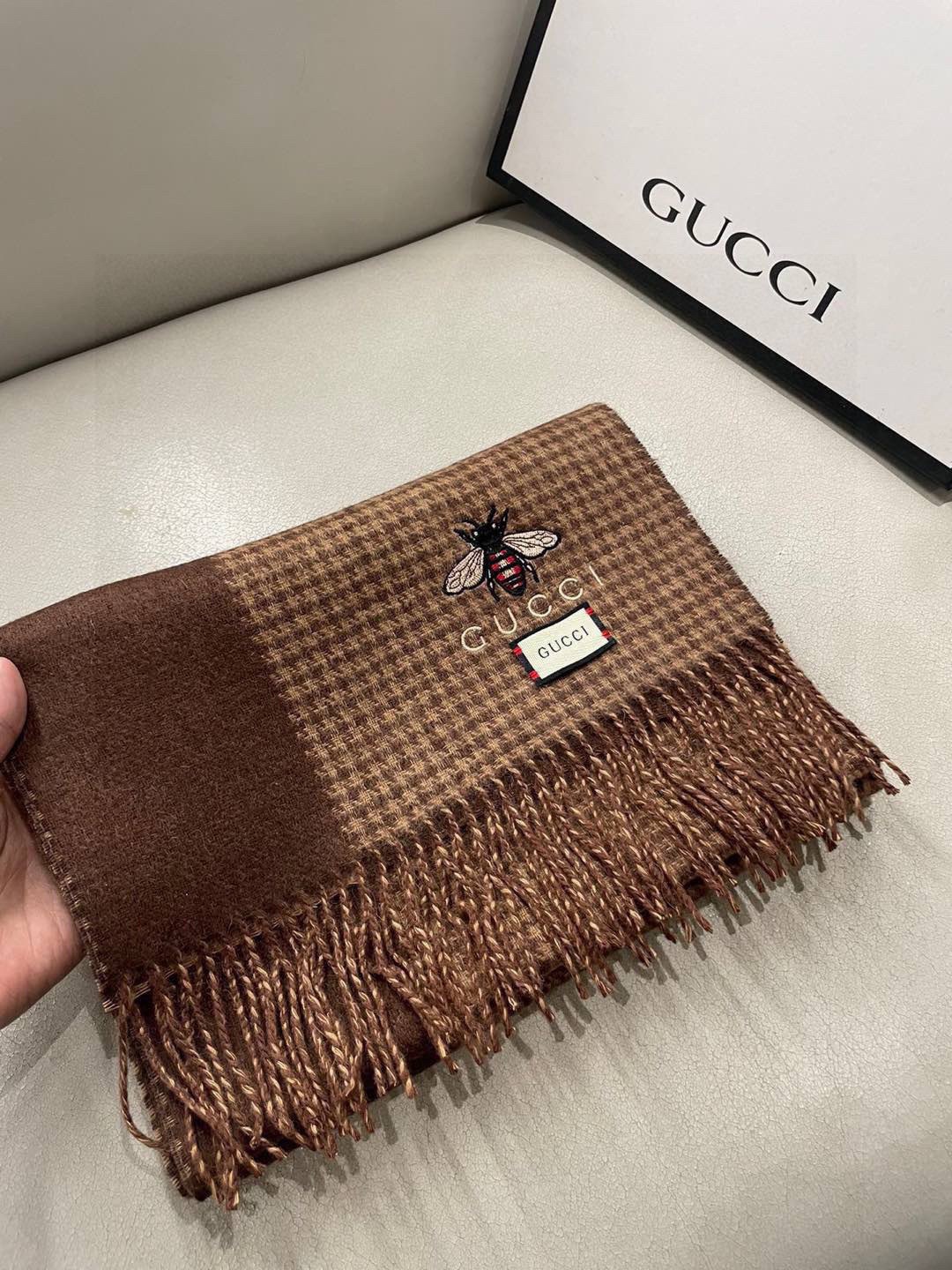 古奇Gucci专柜🐝双面羊绒围巾🧣💪🏻打造今年秋‮最冬‬美的💁 拼色的‮纹条‬设计💋搭配‮下时‬最流行的