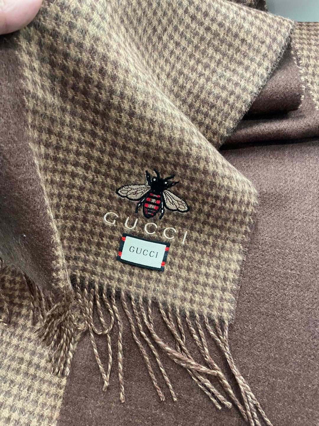 古奇Gucci专柜🐝双面羊绒围巾🧣💪🏻打造今年秋‮最冬‬美的💁 拼色的‮纹条‬设计💋搭配‮下时‬最流行的