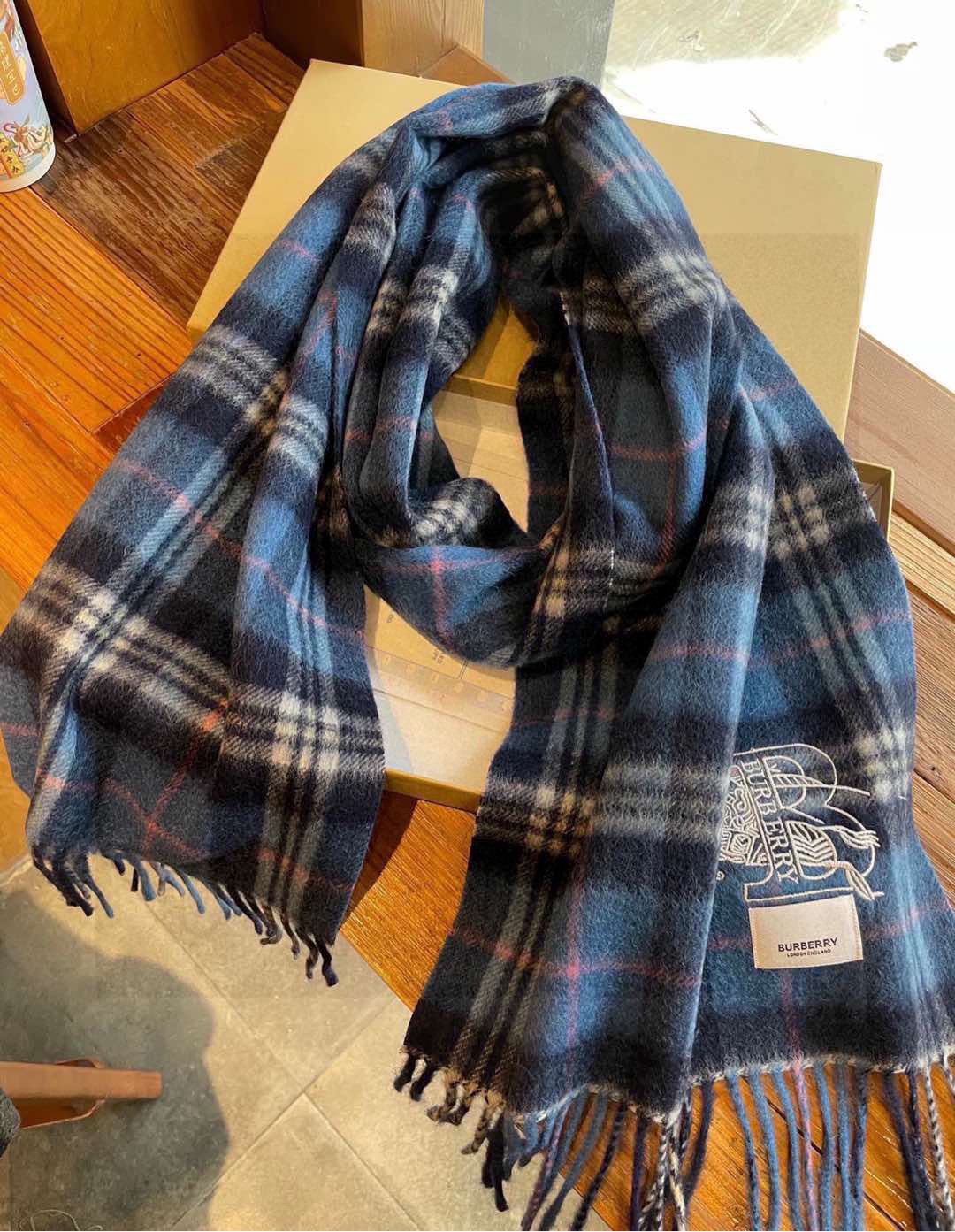 巴宝莉Bur羊绒格子好看的要疯掉了，太有型太有魅力了！！！非常斯文时尚的秋冬单品！真的很喜欢，非常Cla